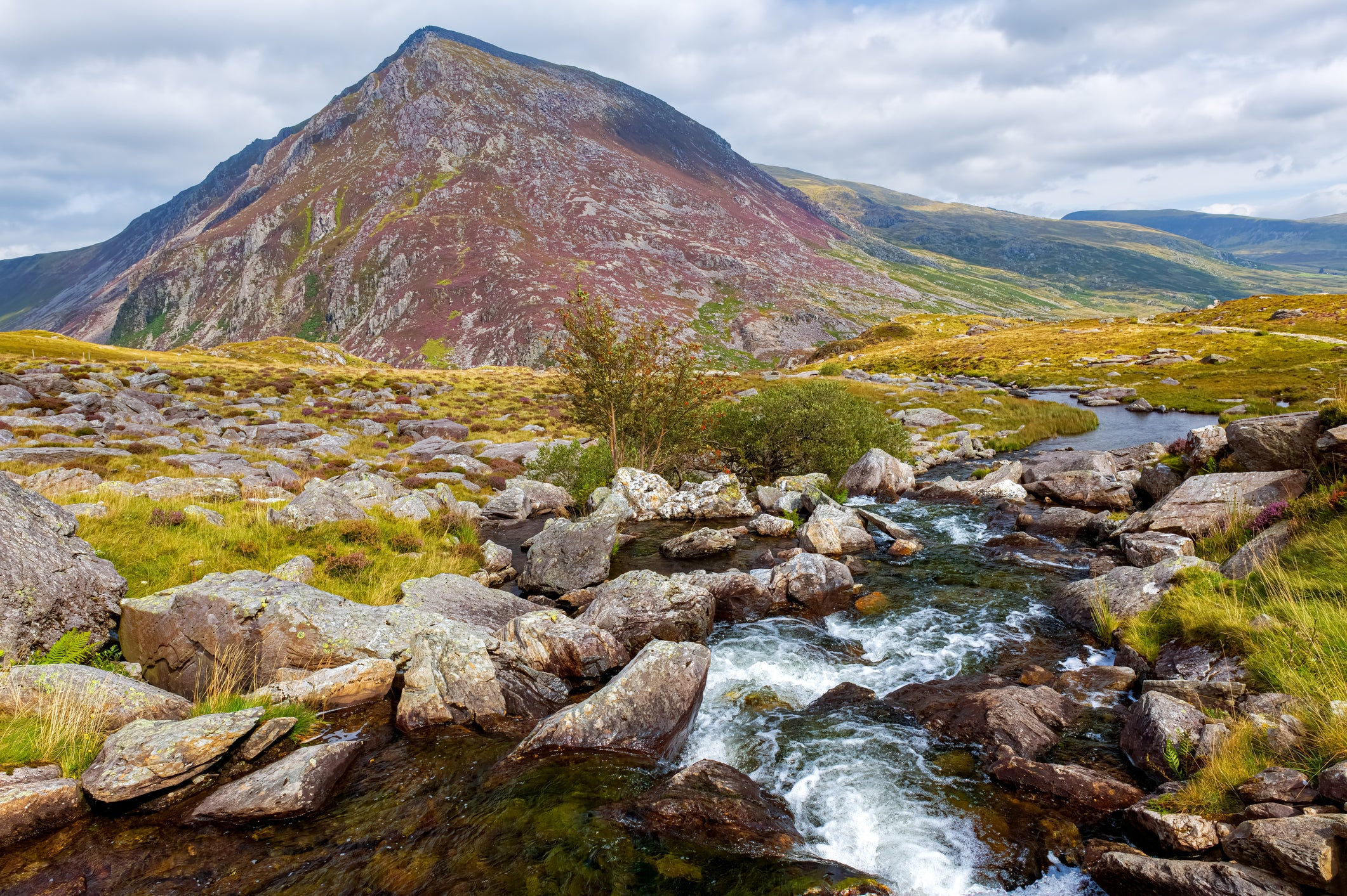 <p>A rugged hiking trail that circumnavigates Cwm Idwal in north Wales</p>