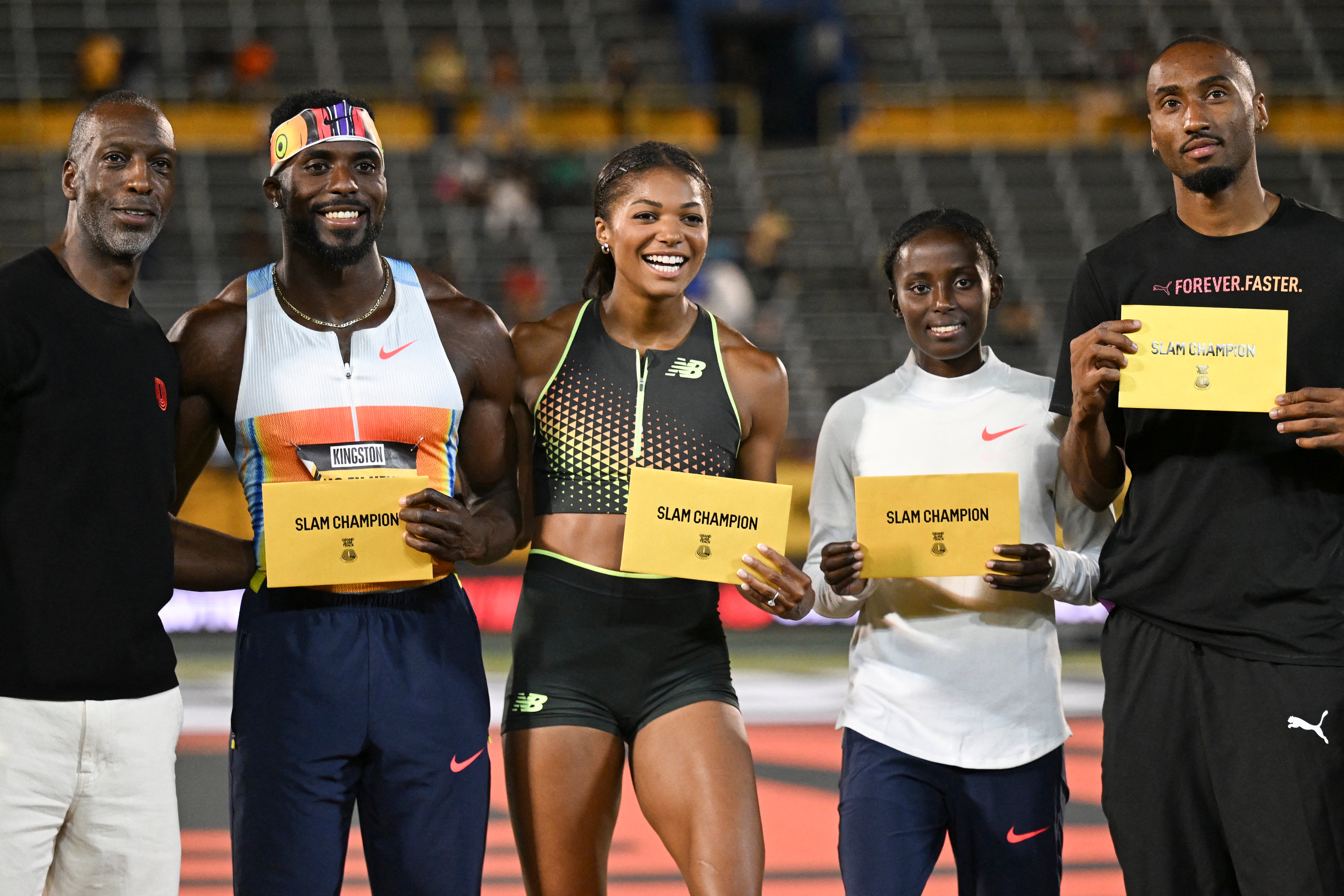 Michael Johnson, vlevo, s Grand Slam Track Athletes. Jeho odvážný pokus o oživení sportu selhal