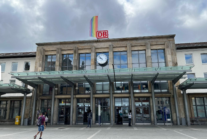 The pair were on an packed escalator coming out of Kaiserslautern station in broad daylight