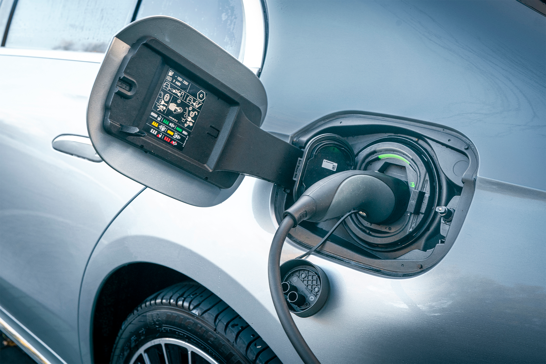 Full hybrid cars can now continue to be sold alongside less polluting plug-in hybrids until 2035