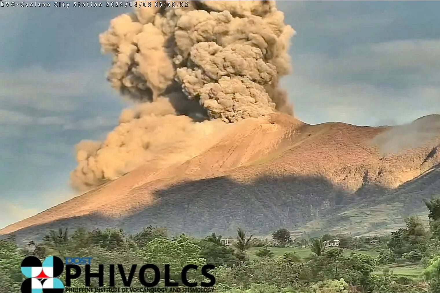 Video from the Philippine Institute of Volcanology and Seismology shows a huge cloud above Mont Kanlaon