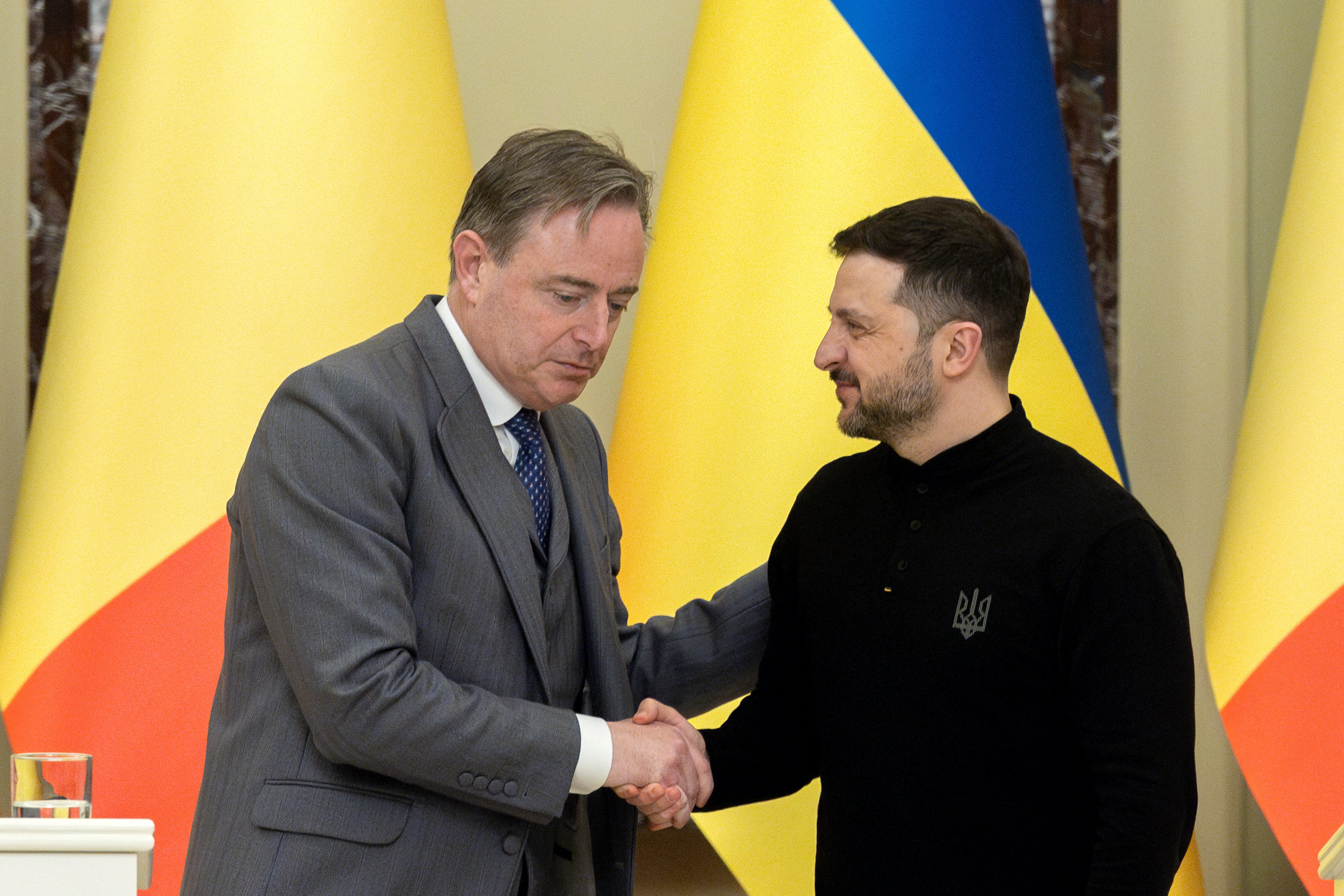 <p>Belgium’s Bart De Wever (here with Volodymyr Zelensky) said Belgium could not risk having to pay the full amount back in the event of a legal challenge</p>