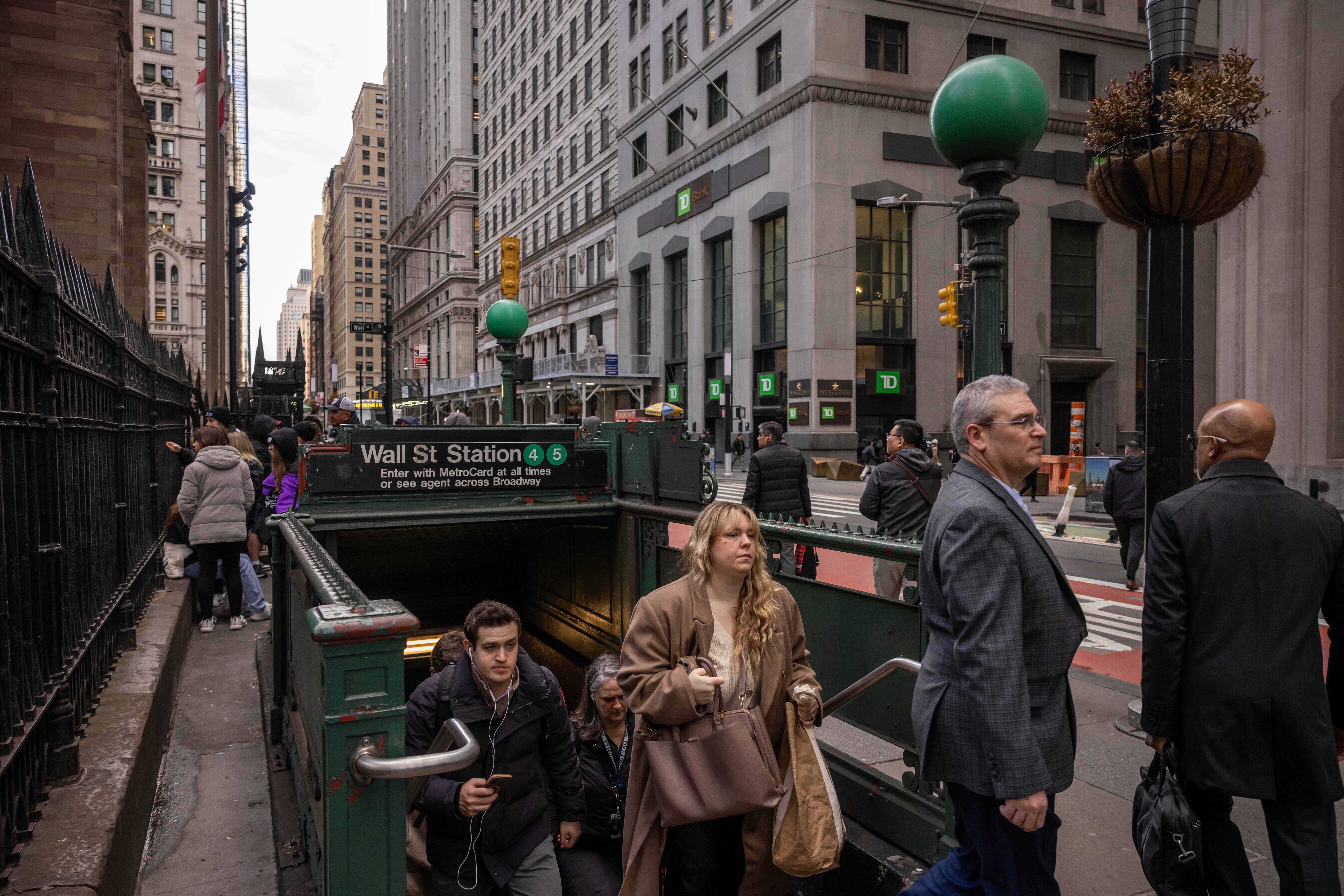 Several large companies have indicated that they have no plans to expand their workforce in 2026, despite unemployment reaching a 4-year high, according to a report