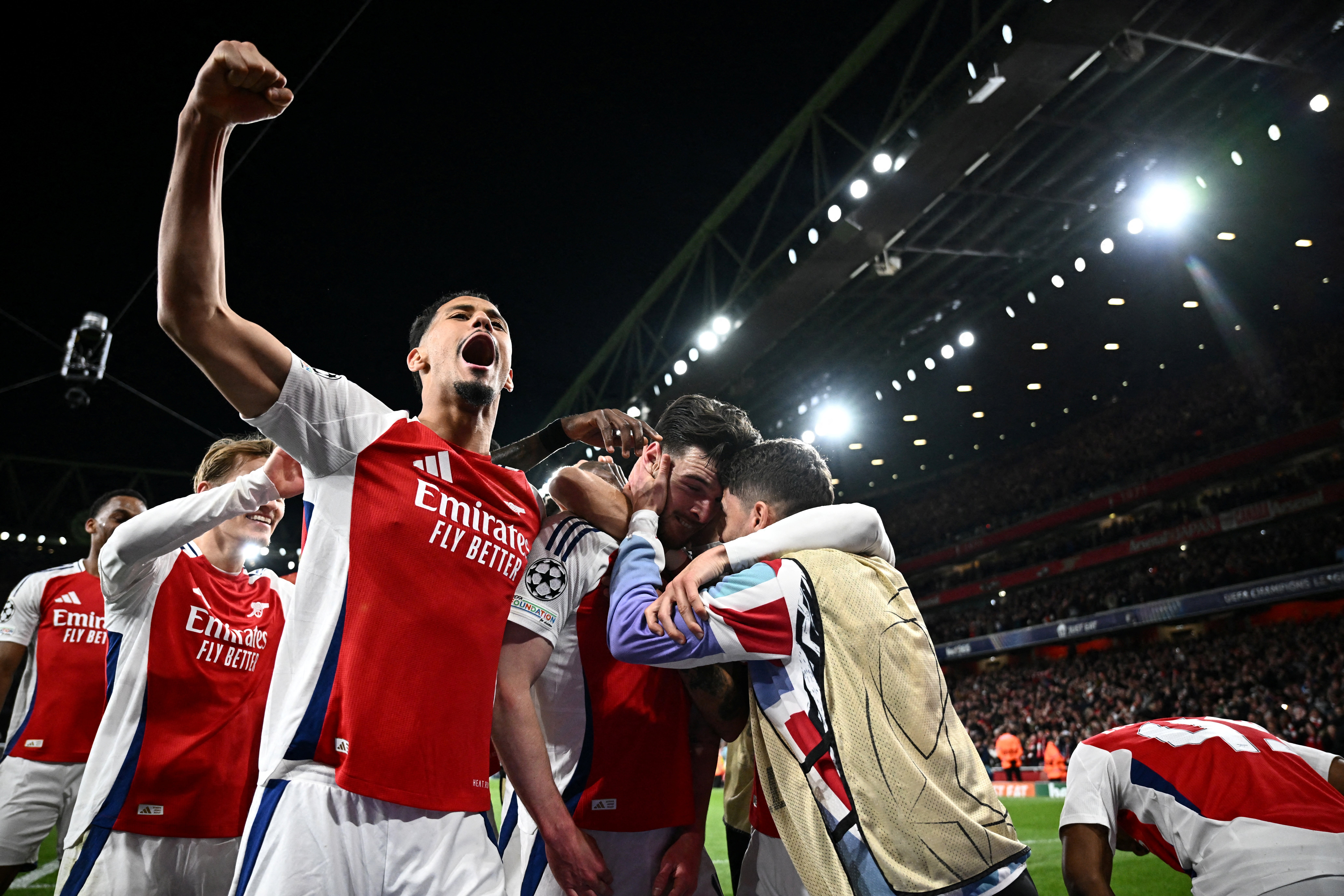 Declan Rice slaví vstřelení svého druhého gólu se svými spoluhráči z Arsenalu