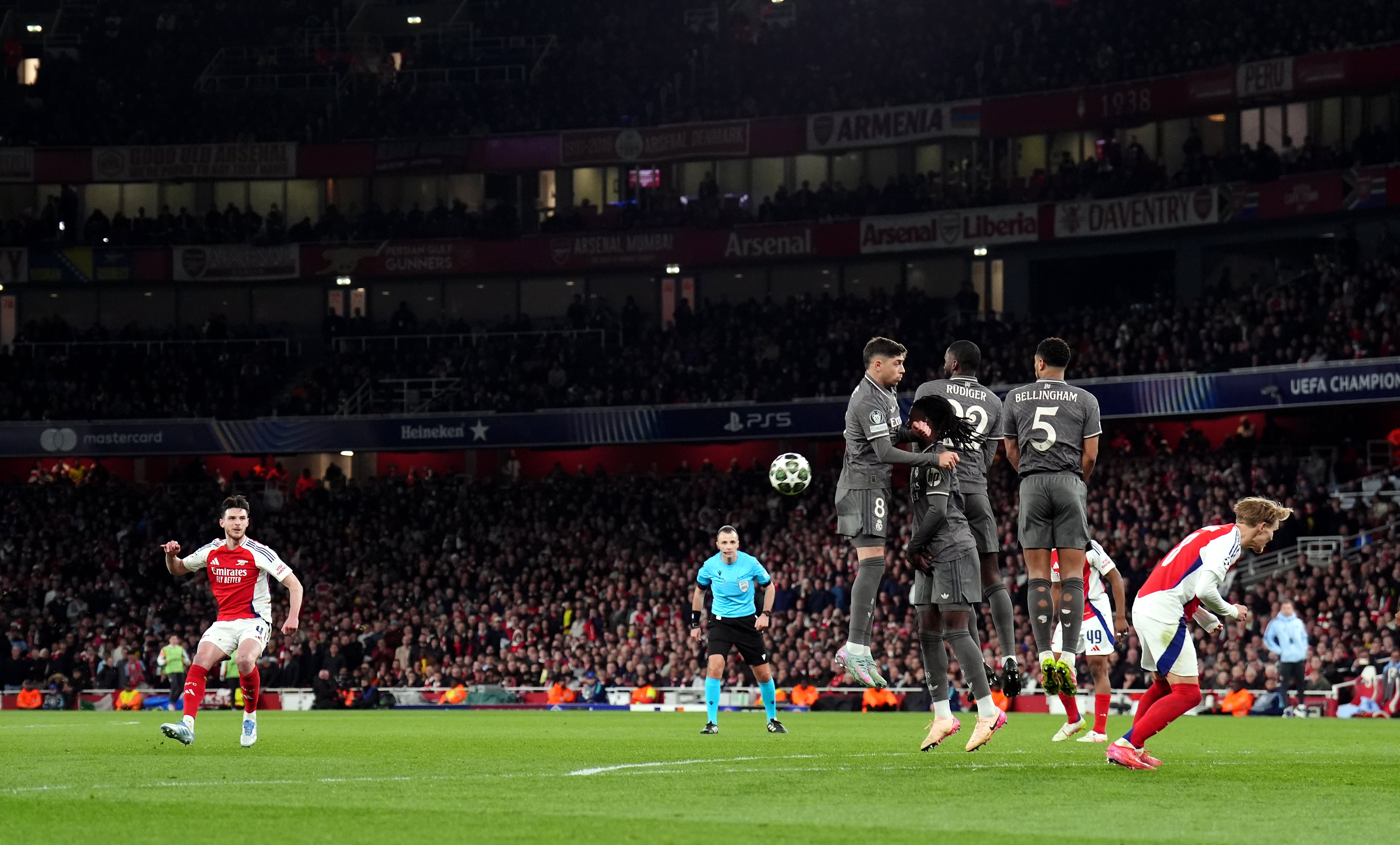Declan Rice skóroval dva volné kopy, když Arsenal dojel 3-0 vítězů v první noze