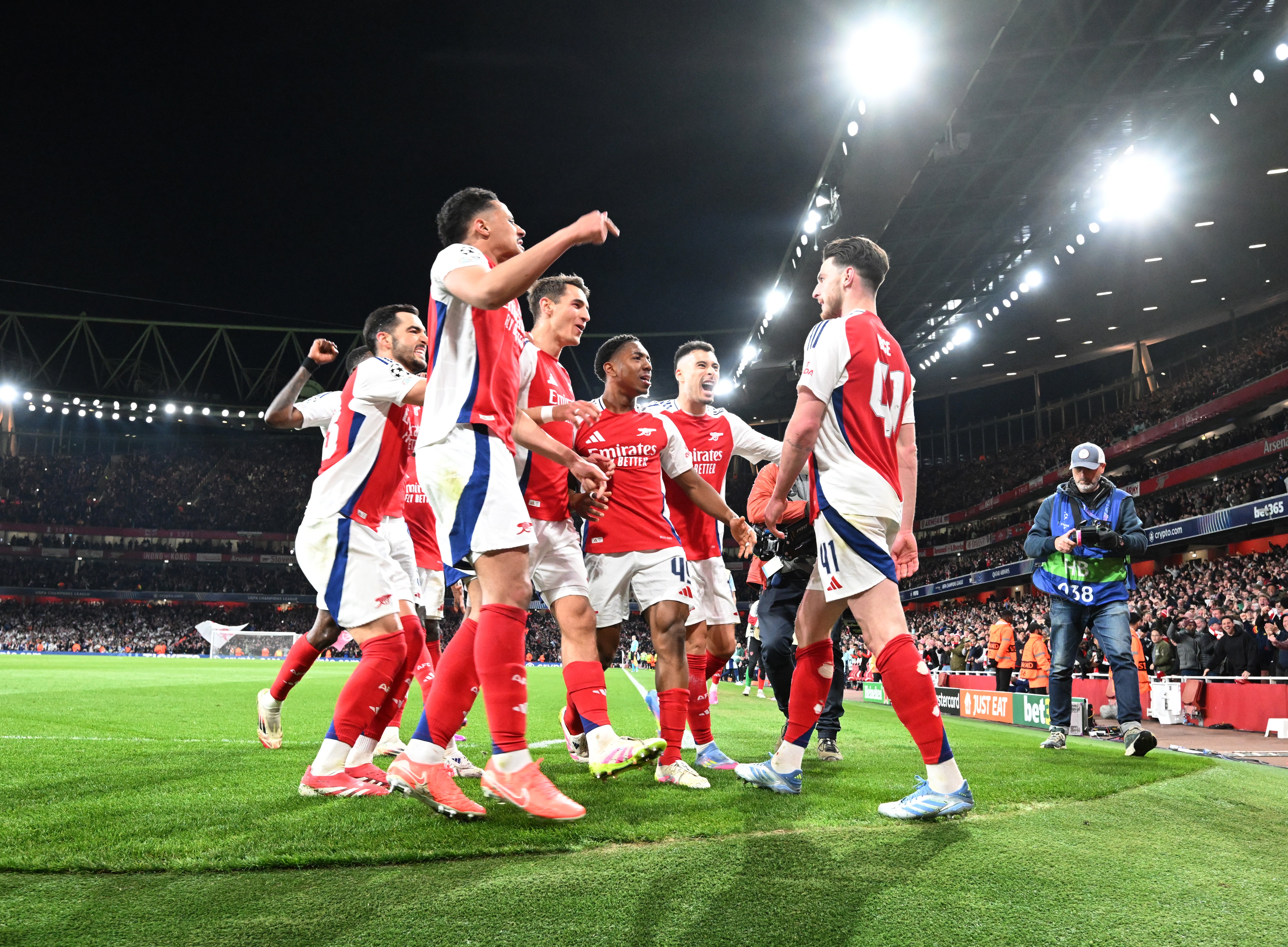 Declan Rice of Arsenal slaví vstřelení prvního gólu svého týmu se spoluhráči