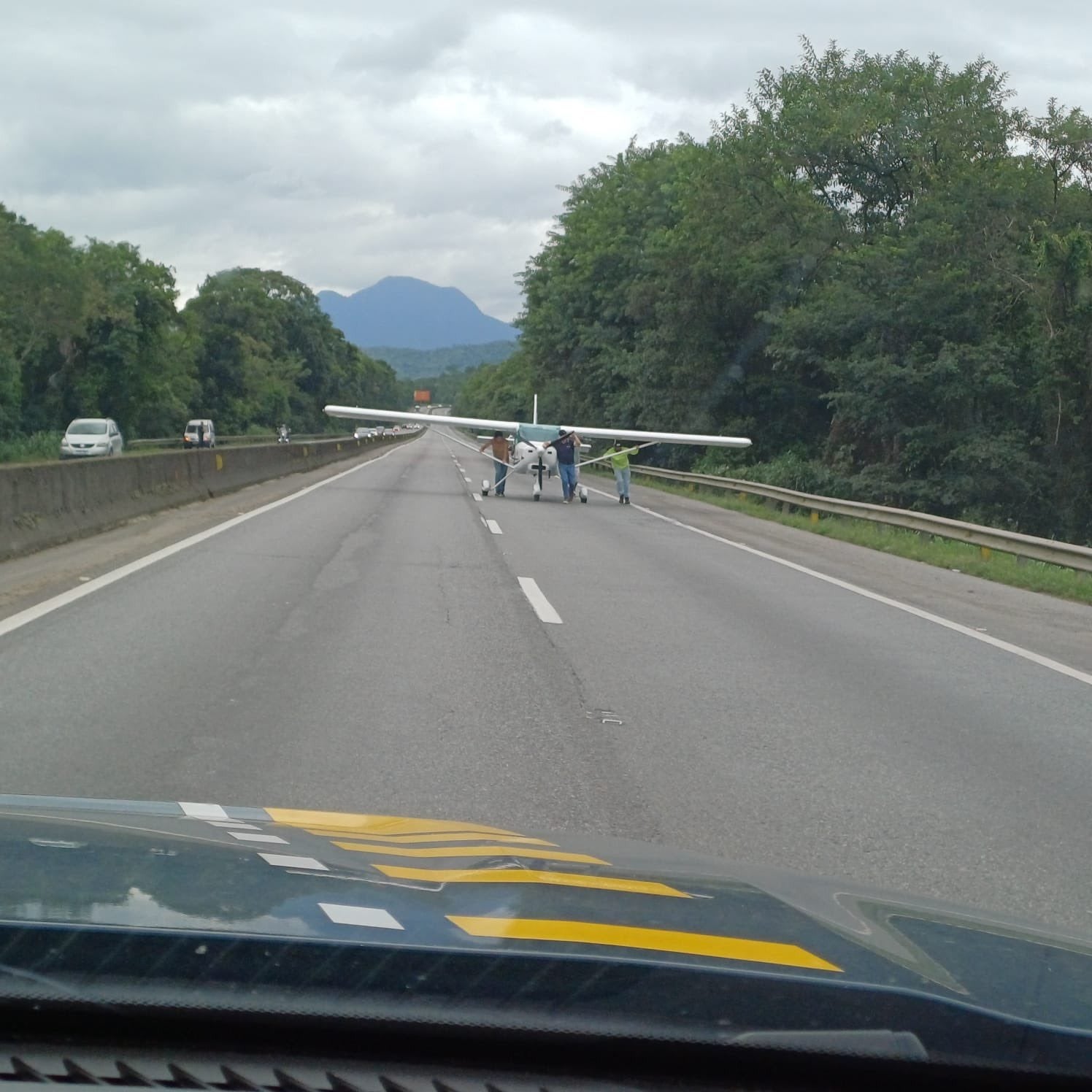 The aircraft weaved between moving cars before it shakily touched down on the hard shoulder