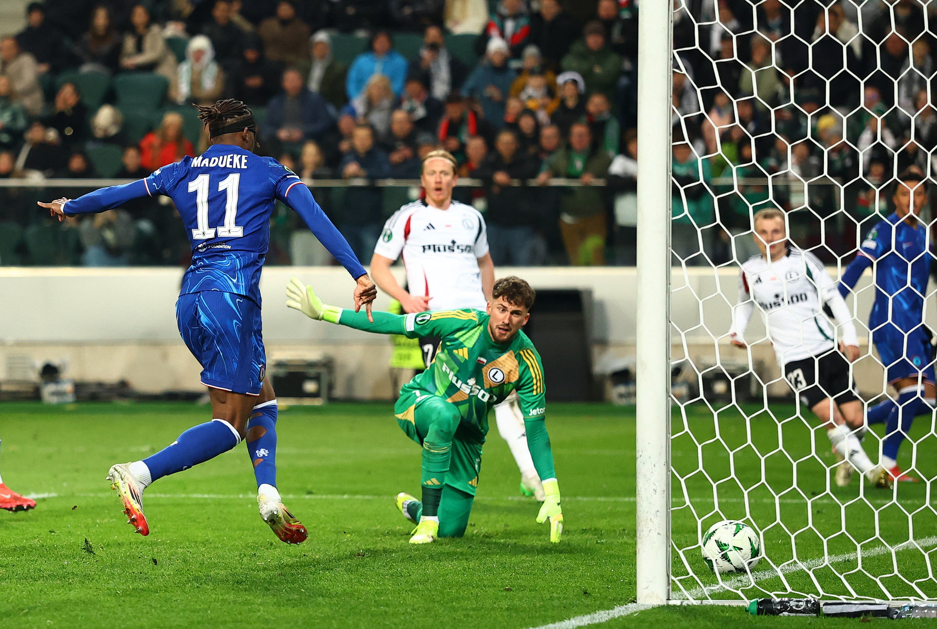 Noni Madueke scored twice as Chelsea cruised to a 3-0 victory