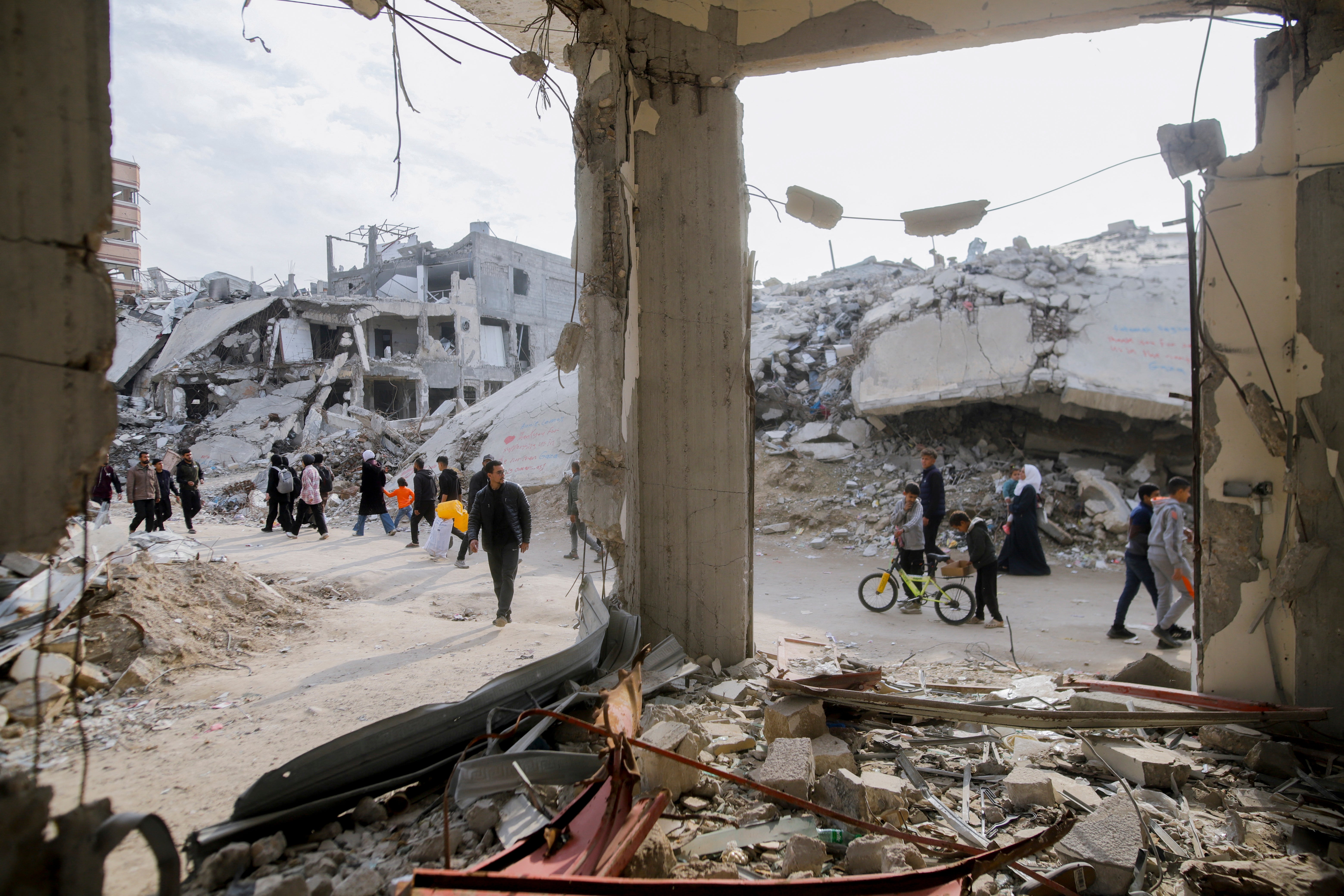 People head towards their homes in the Shijaiyah neighbourhood, Gaza City, on 28 January 2025