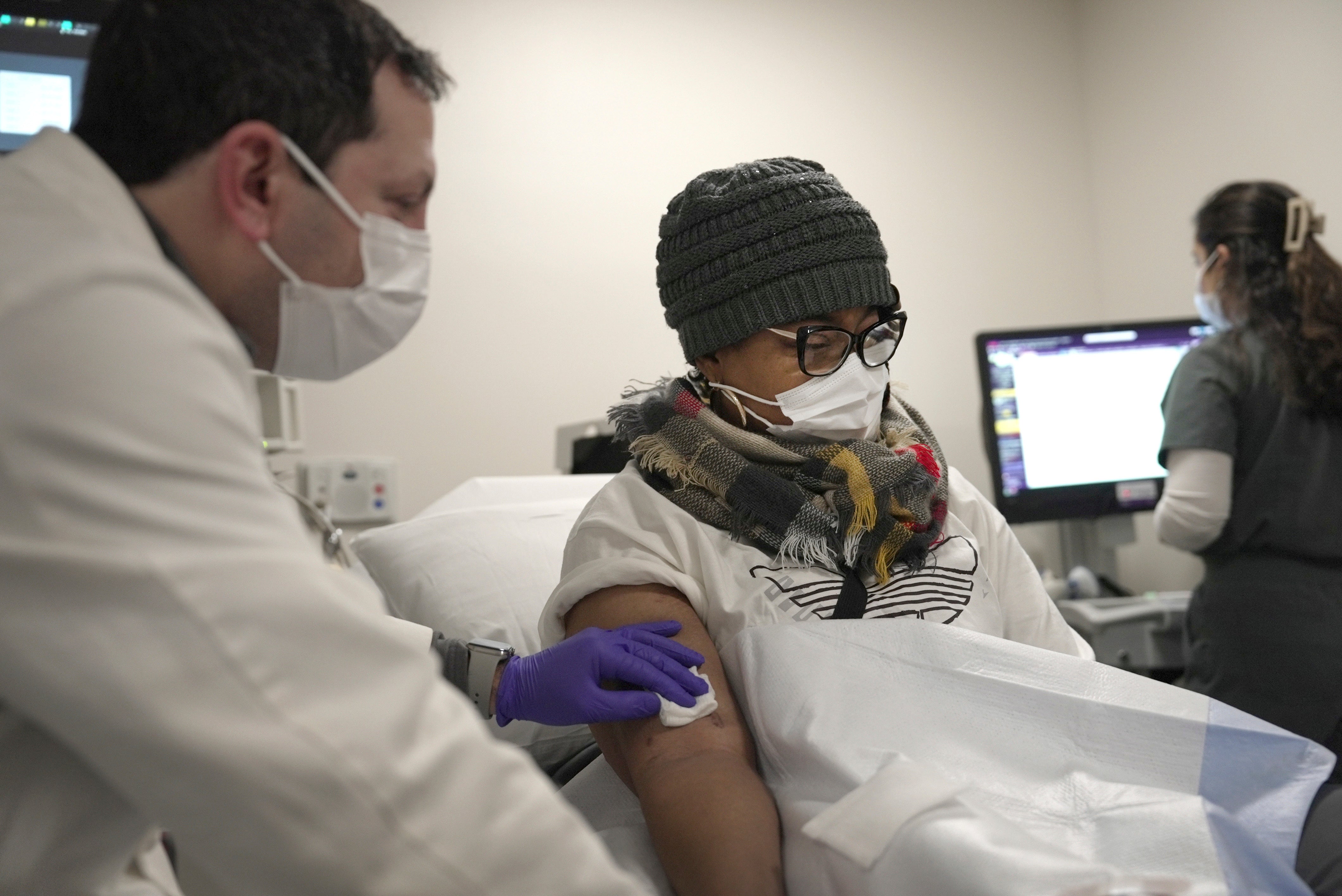 Doctors have removed a pig kidney from Towana Looney following a record 130 days living with the organ. She is recovering from the surgery and back on dialysis