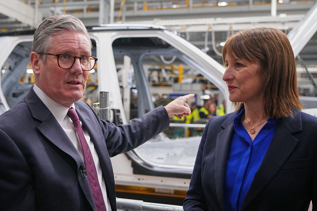 Prime Minister Keir Starmer (L) gestures as he speaks to workers, with the Chancellor of the Exchequer Rachel Reeves, during a visit to a Jaguar Land Rover car factory on April 7, 2025 in Birmingham