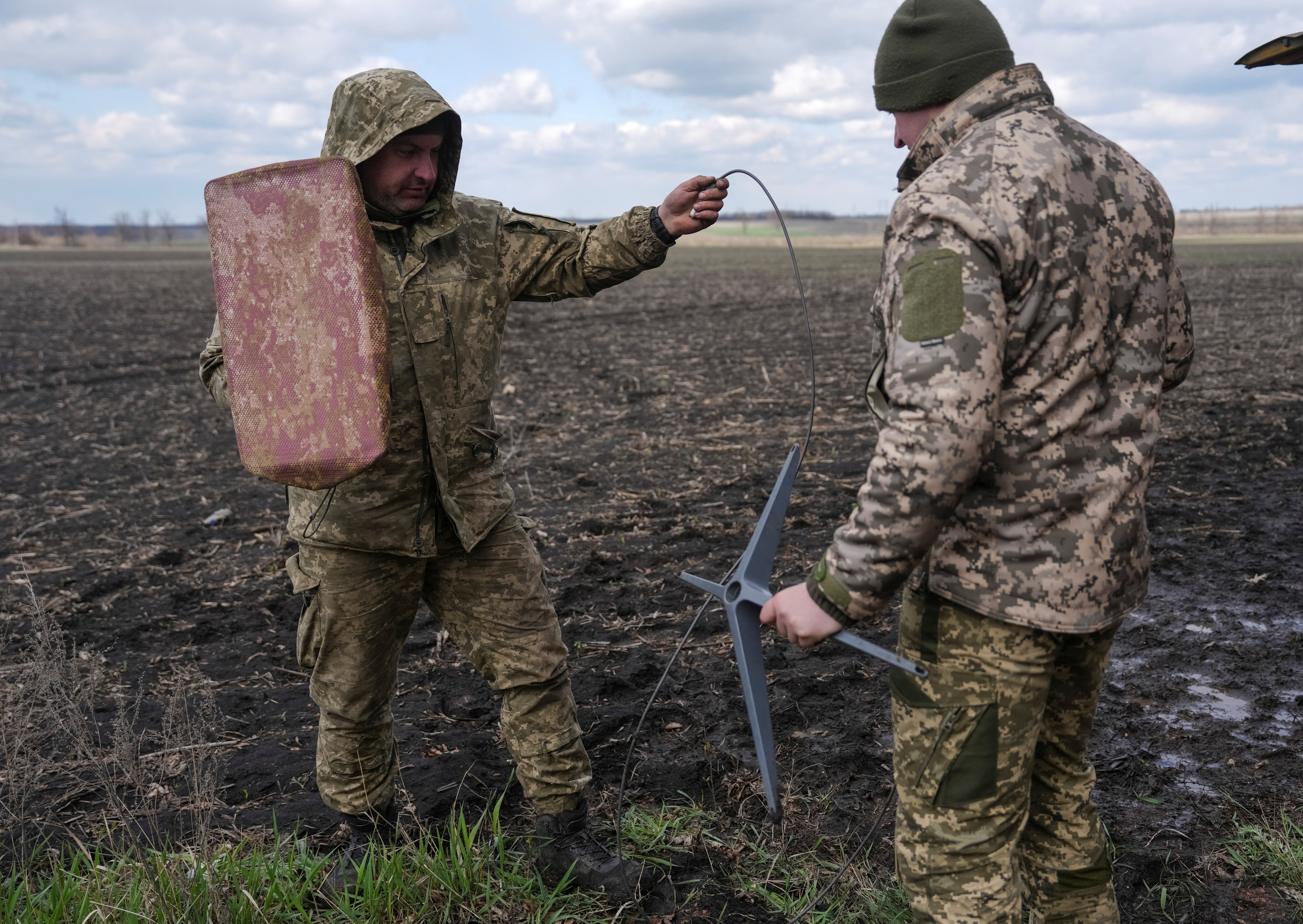 Servicemen of the 68th Oleksa Dovbush Separate Jaeger Brigade of the Armed Forces of Ukraine set up Starlink satellite internet system, amid Russia's attack on Ukraine, near the frontline town of Pokrovsk in Donetsk region, Ukraine April 10, 2025