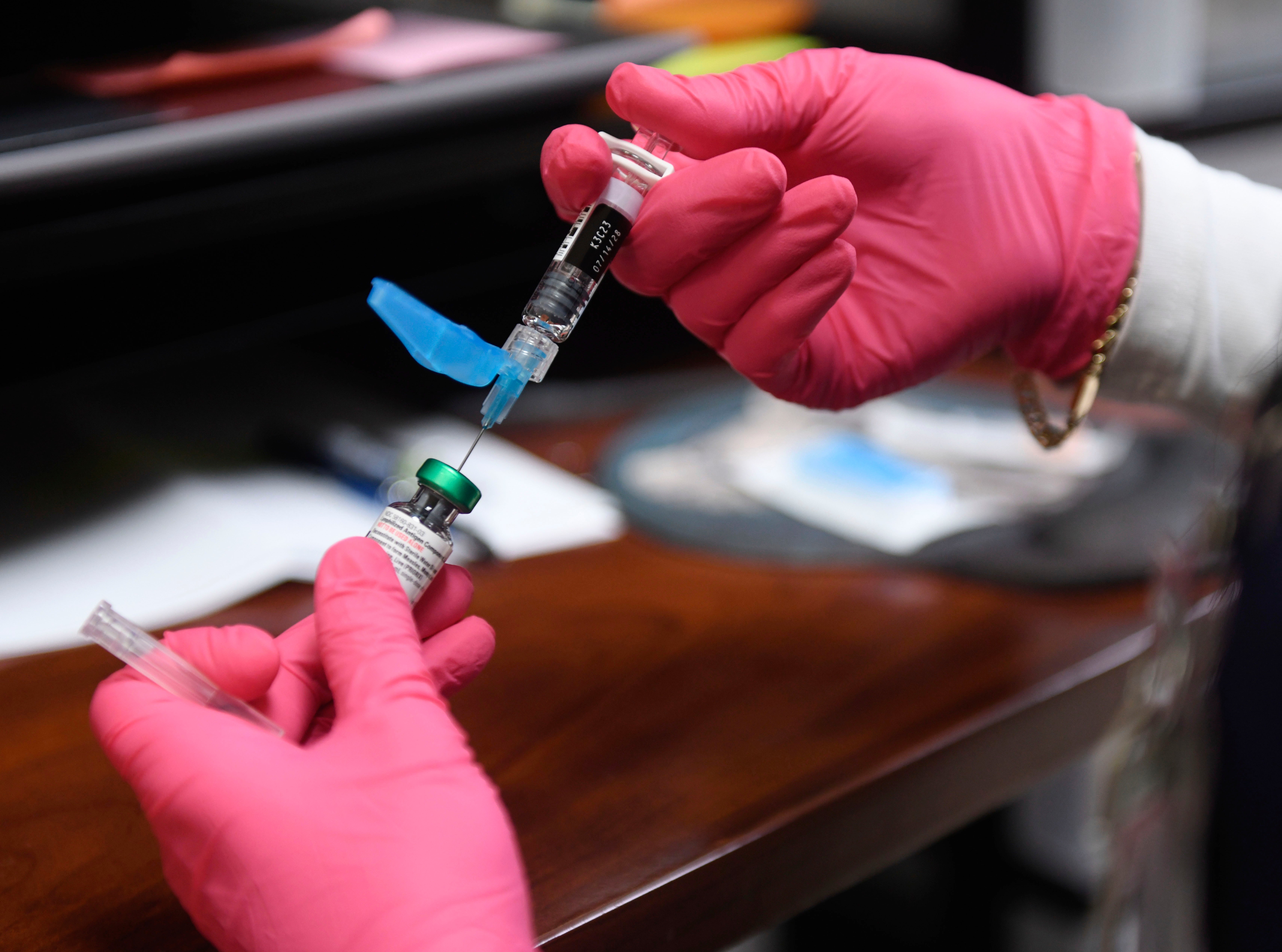 O médico confiou a vacina MMR