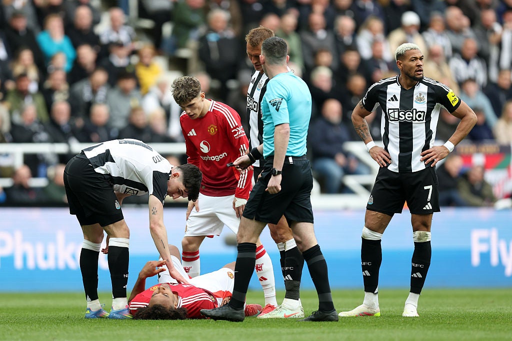 Zirkzee was replaced after pulling up injured