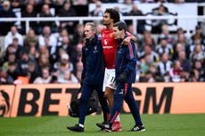 Joshua Zirkzee limps off with injury days before Manchester United’s Europa League quarter-final