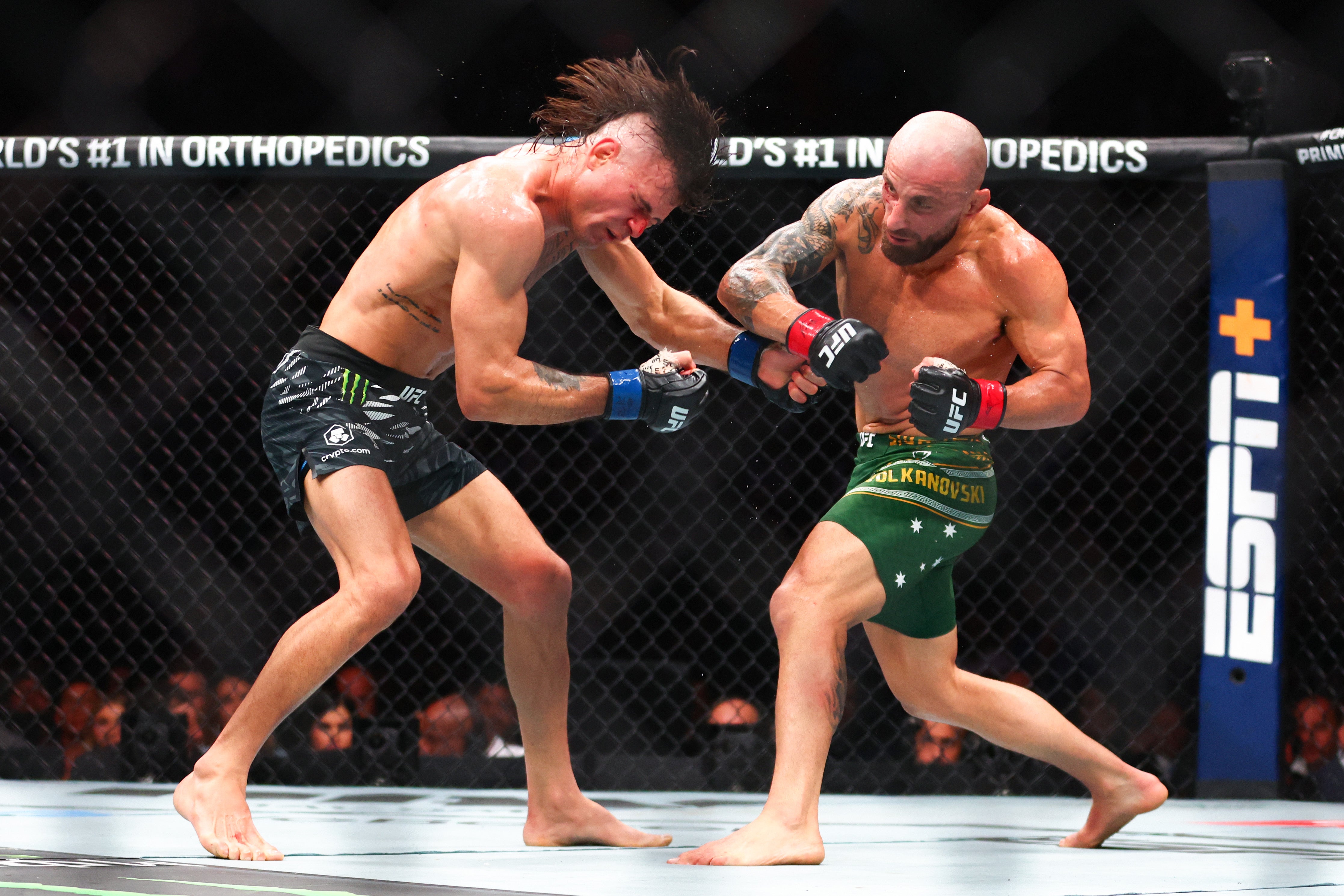 Alexander Volkanovski (vpravo) překonal Diego Lopes po pěti kolech