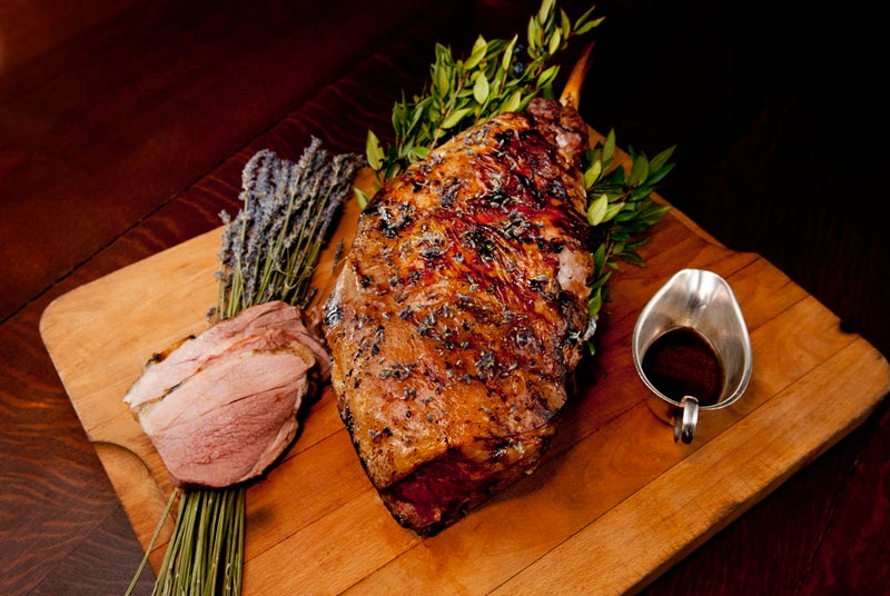 Tradition with a twist of English hedgerow – floral, fragrant, and quietly assured