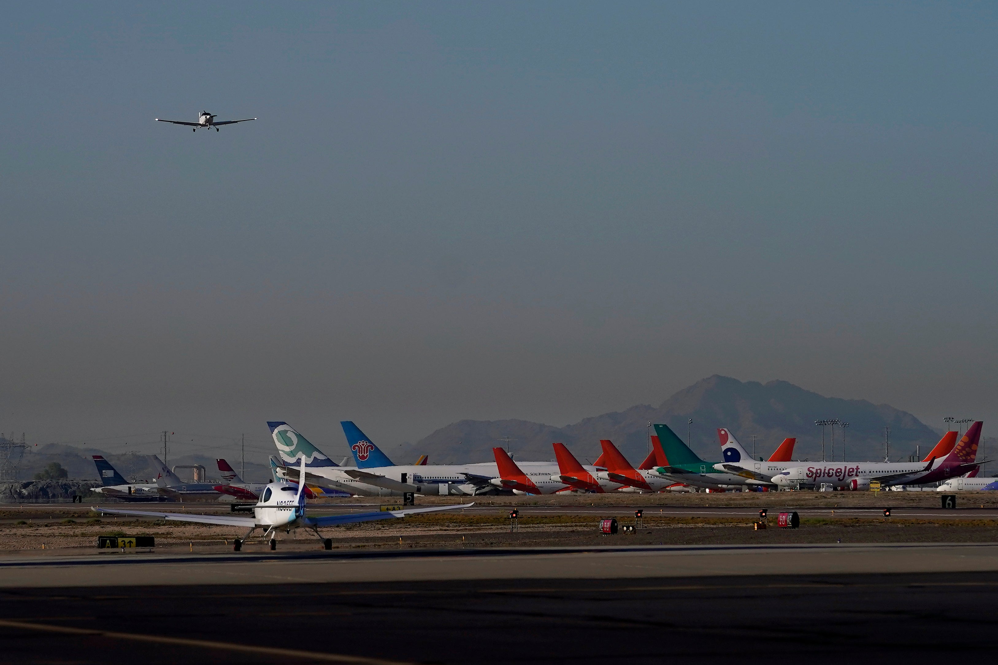 The federal lawsuit accuses United and the school of falsely promoting a well-equipped, intensive training program