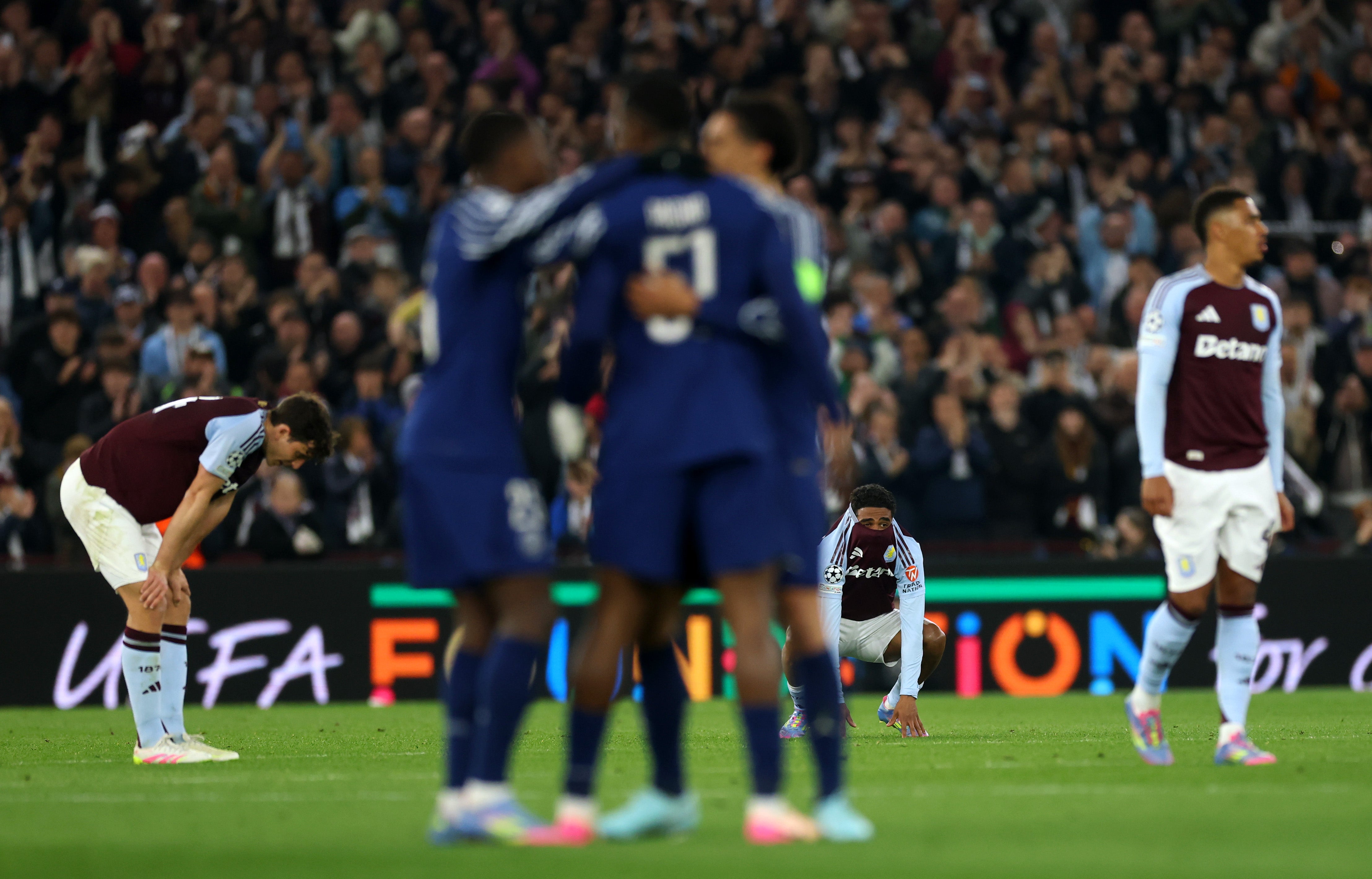 Aston Villa padl agonizující krátký
