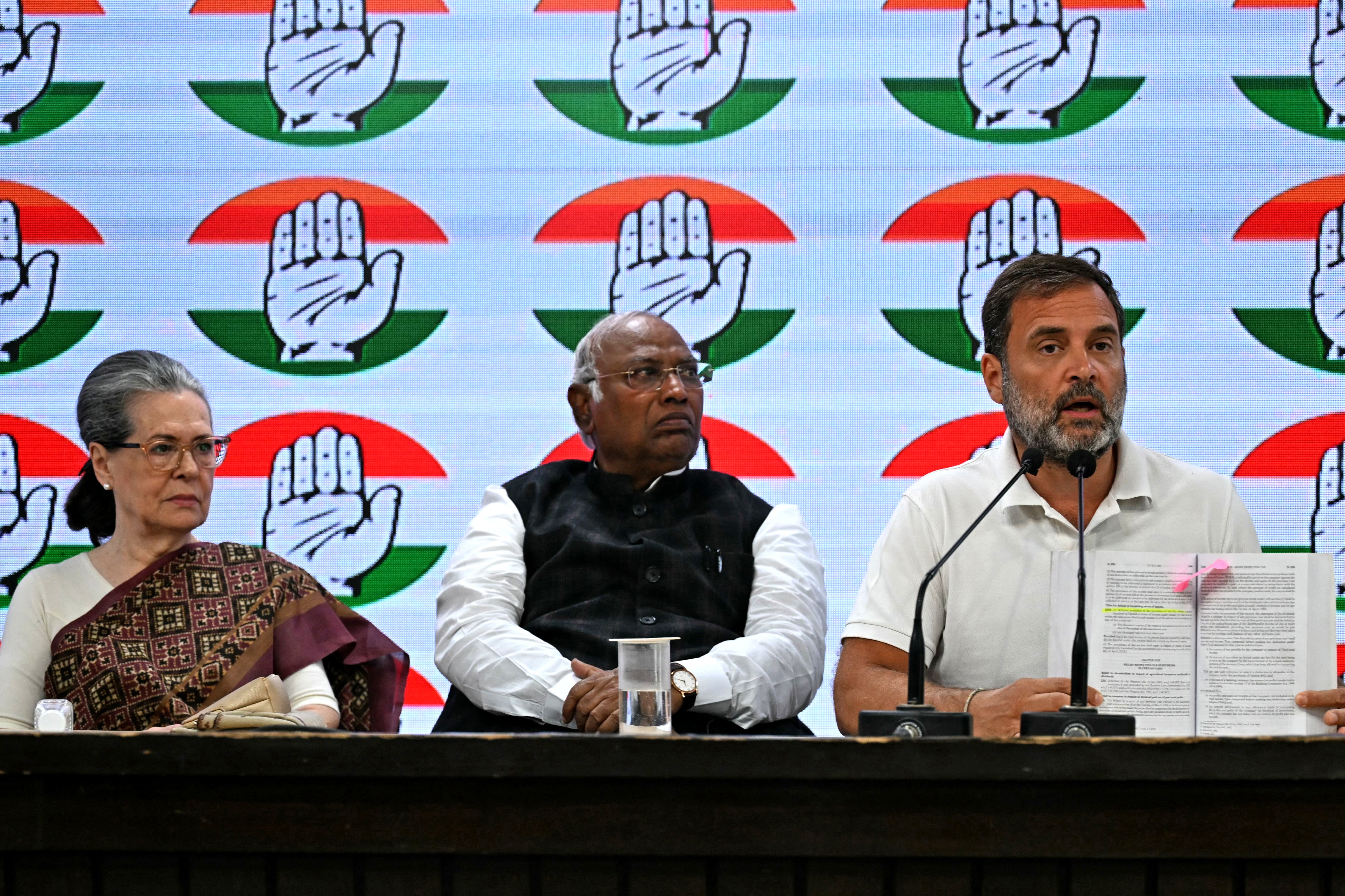 Sonia Gandhi and Rahul Gandhi flank Congress president Mallikarjun Kharge at a press conference in Delhi on 21 March 2024