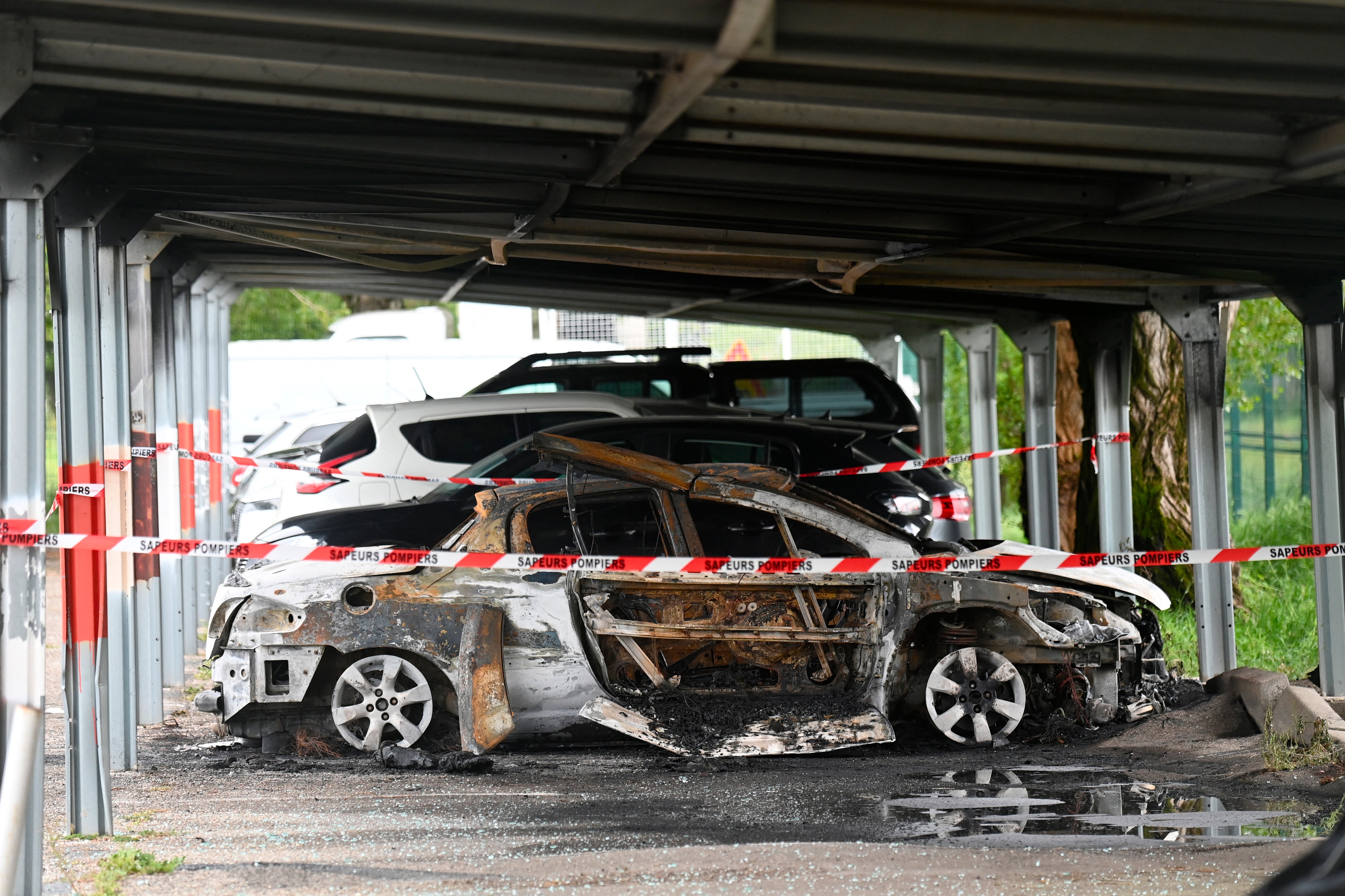 A burned car in front of the Tarascon prison in Tarascon, southern France