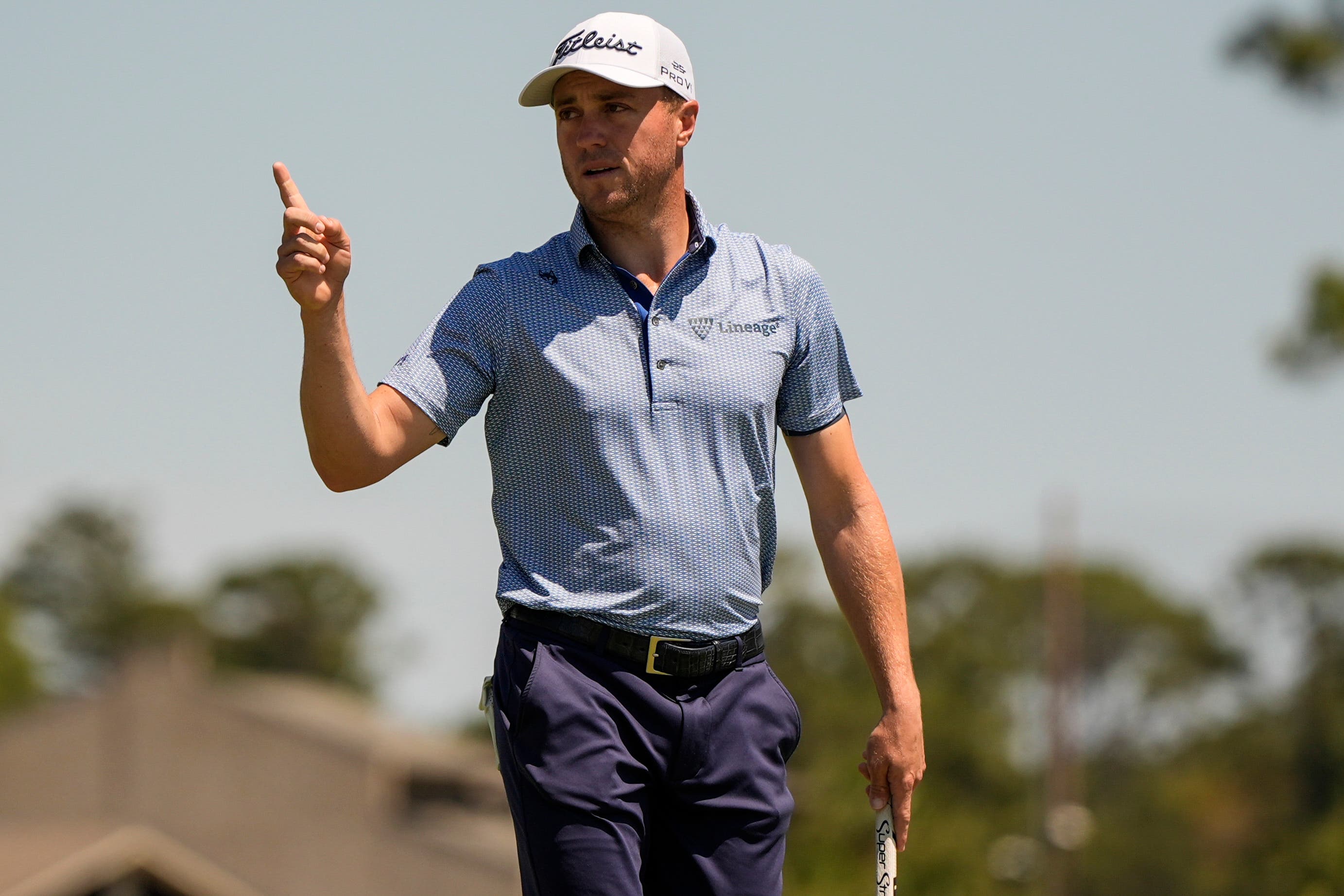 Justin Thomas waves to the crowd on the 17th green (Mike Stewart/AP)