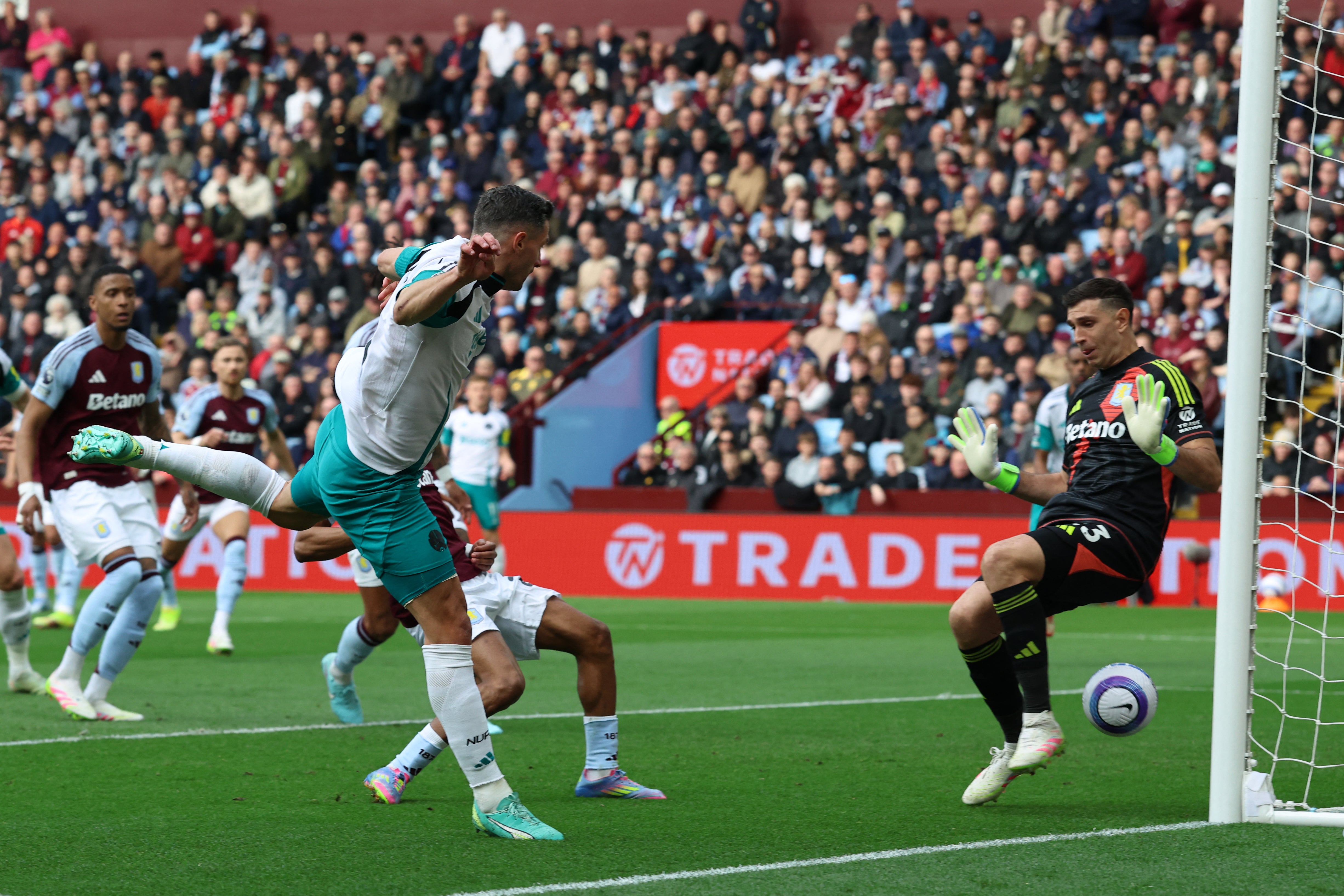 Fabian Schar nods home Newcastle’s only goal