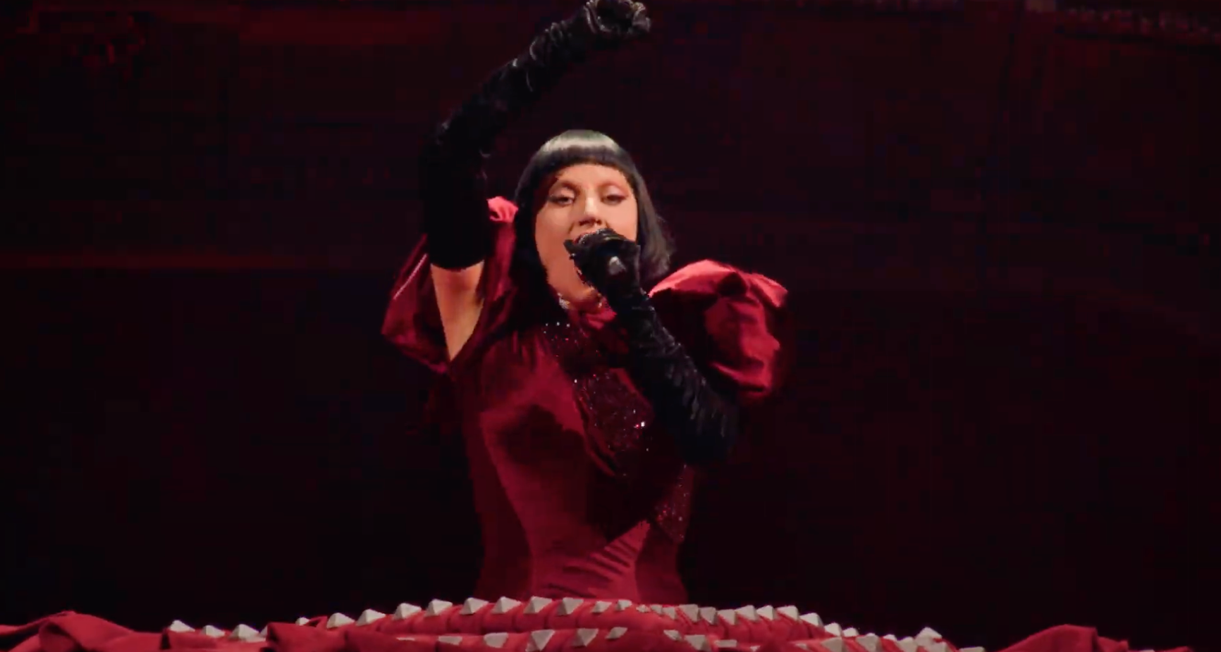 Gaga continued her performance using a hand mic while she waited to receive a new head mic