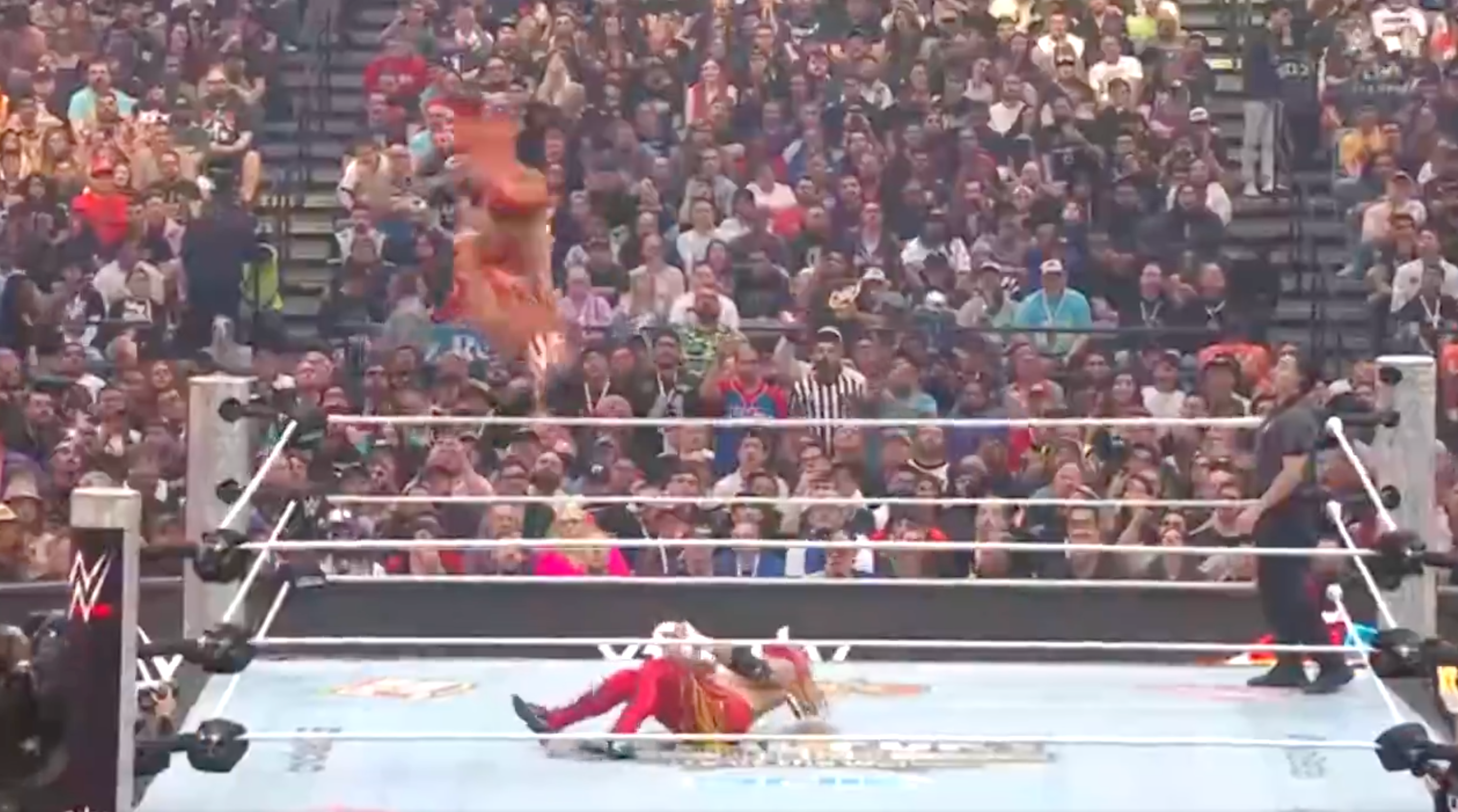 Chad Gable provádí reverzní 450 na WrestleMania 41