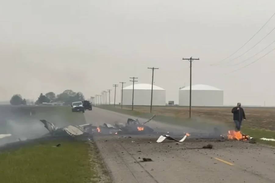 4 killed as small plane hits power lines in Illinois and crashes into field