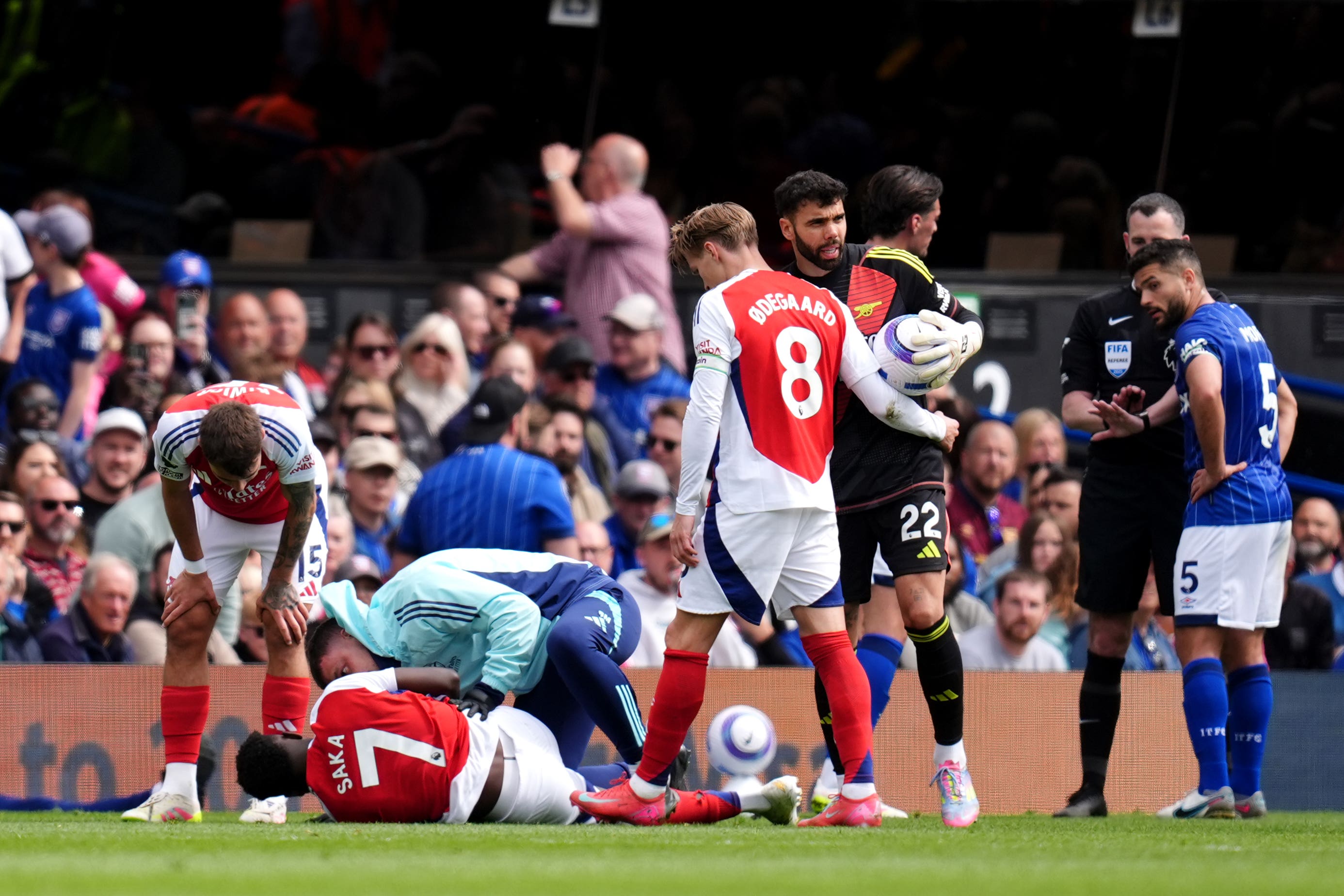 Bukayo Saka odešel s více než půl hodinou zápasu v Ipswich