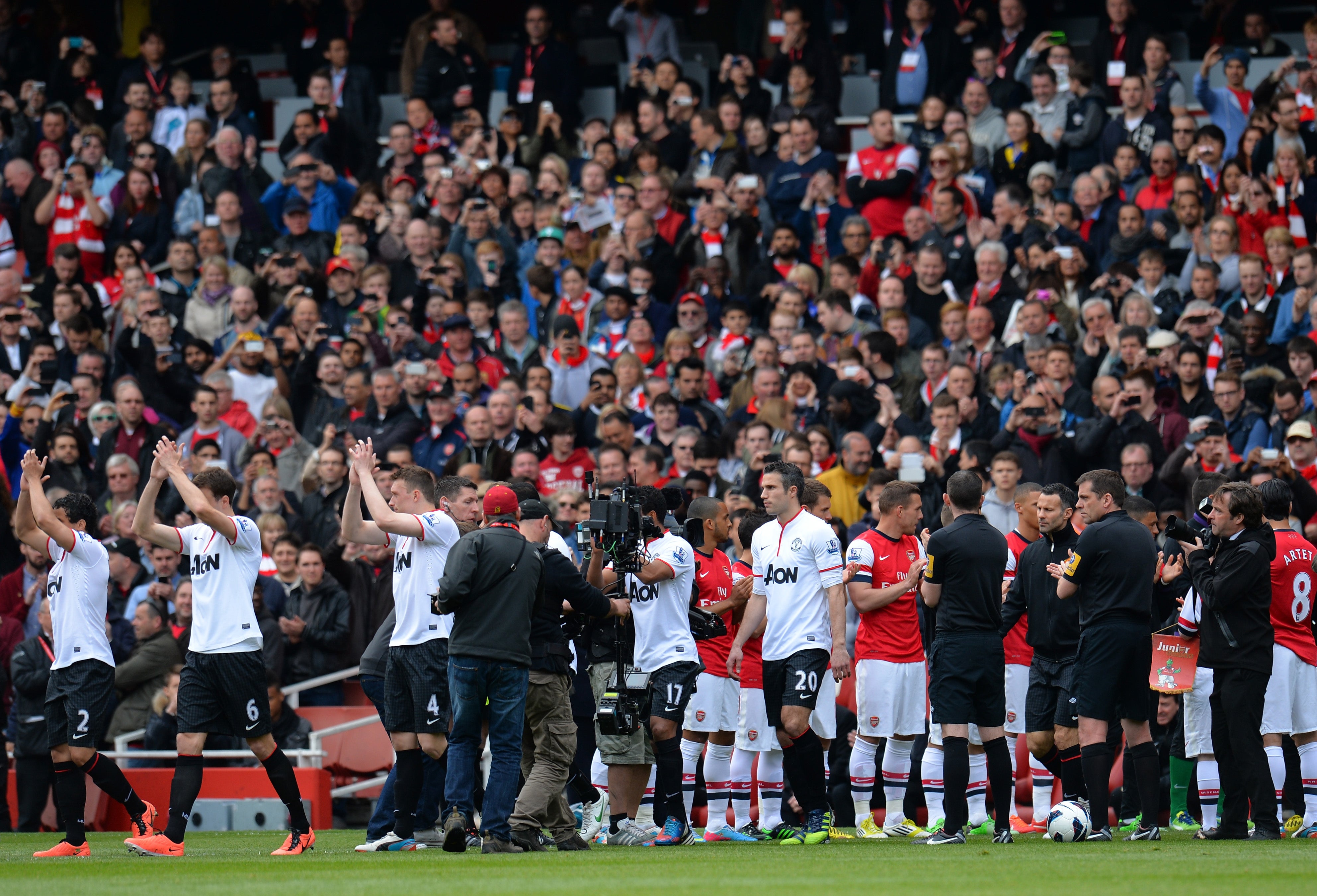 Robin van Persie and Man Utd received a guard of honour at Arsenal in 2013