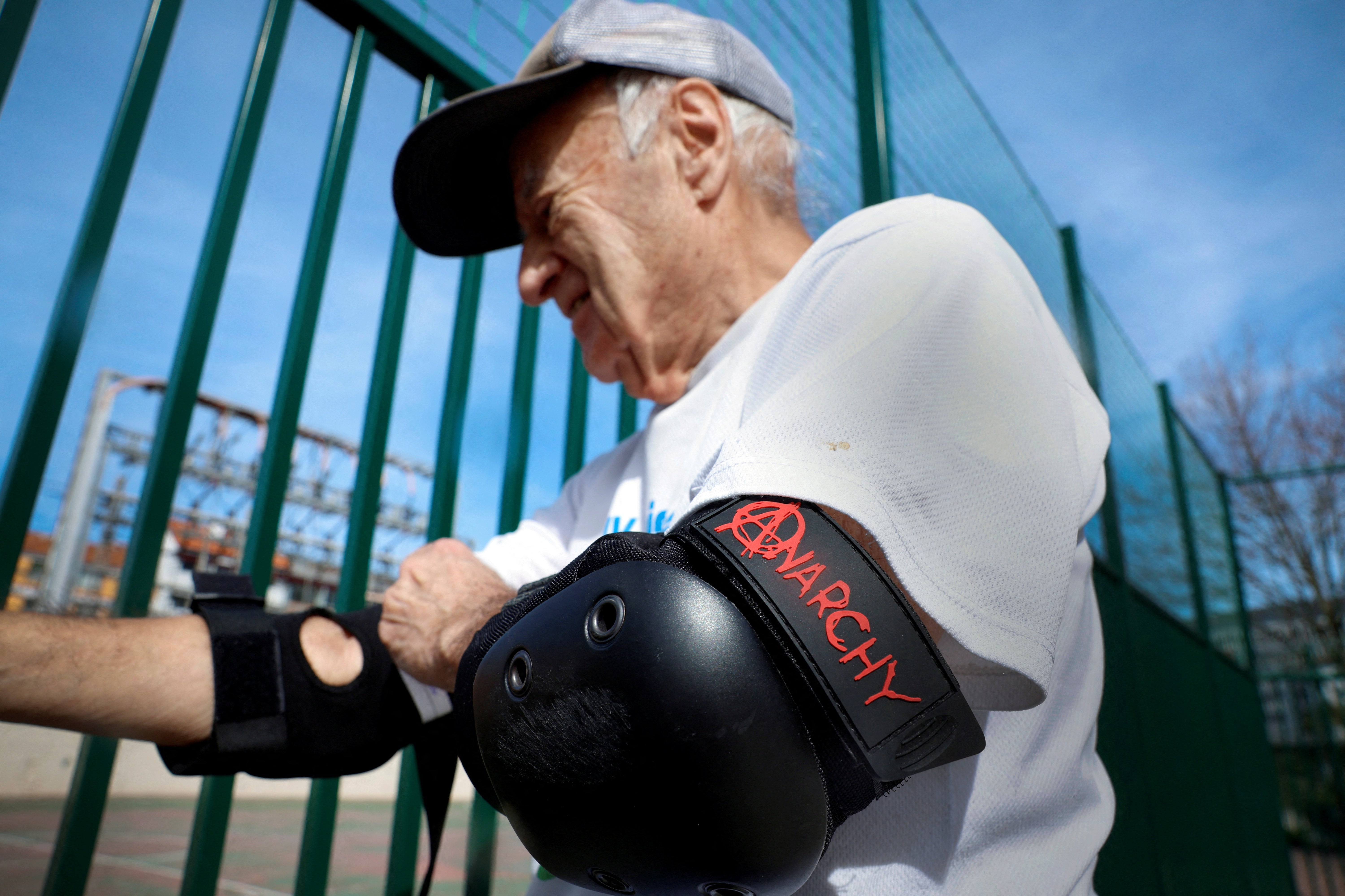 Albizu pulls on his elbow pads ahead of a session at a bowl