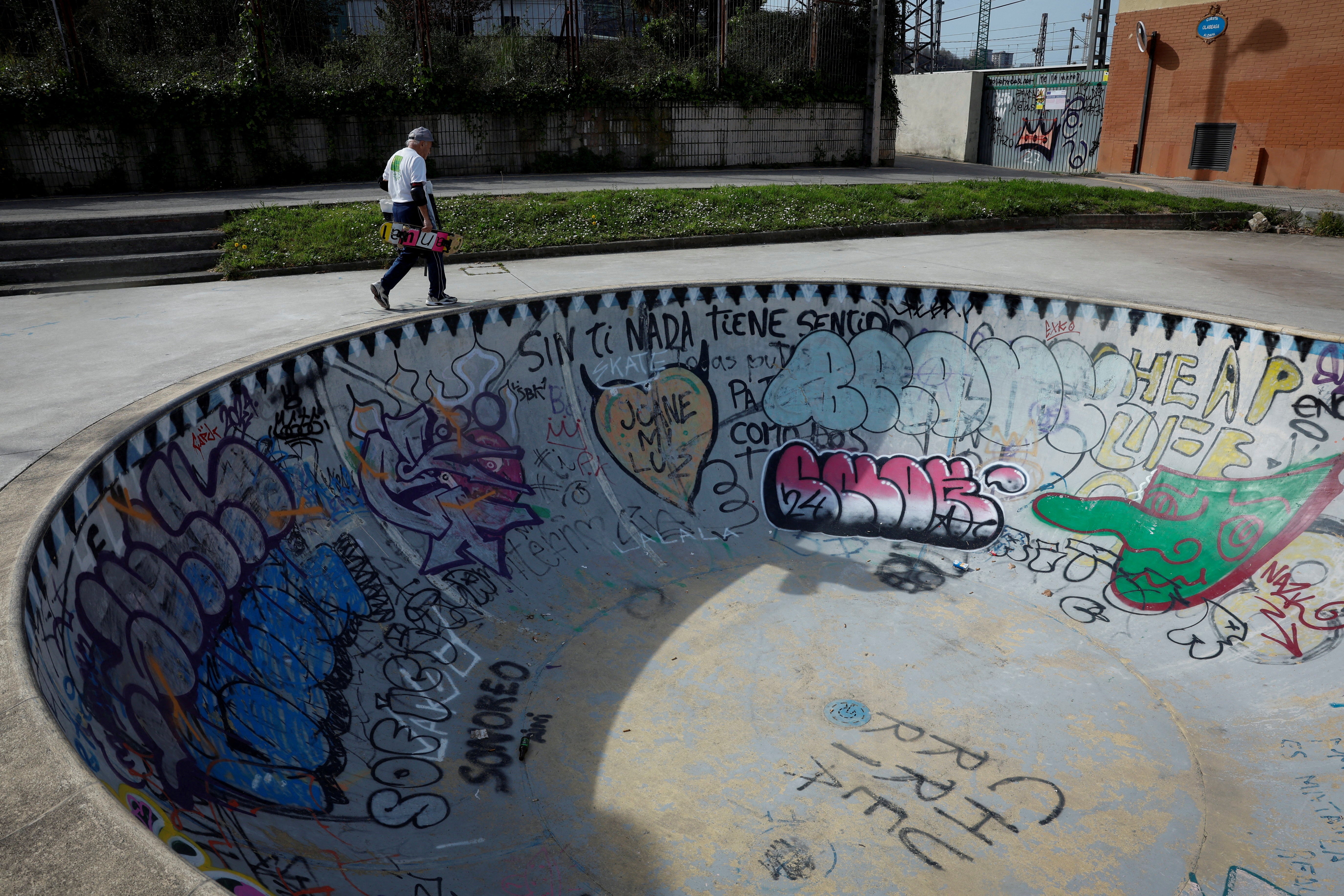 Albizu carries his board next to a bowl