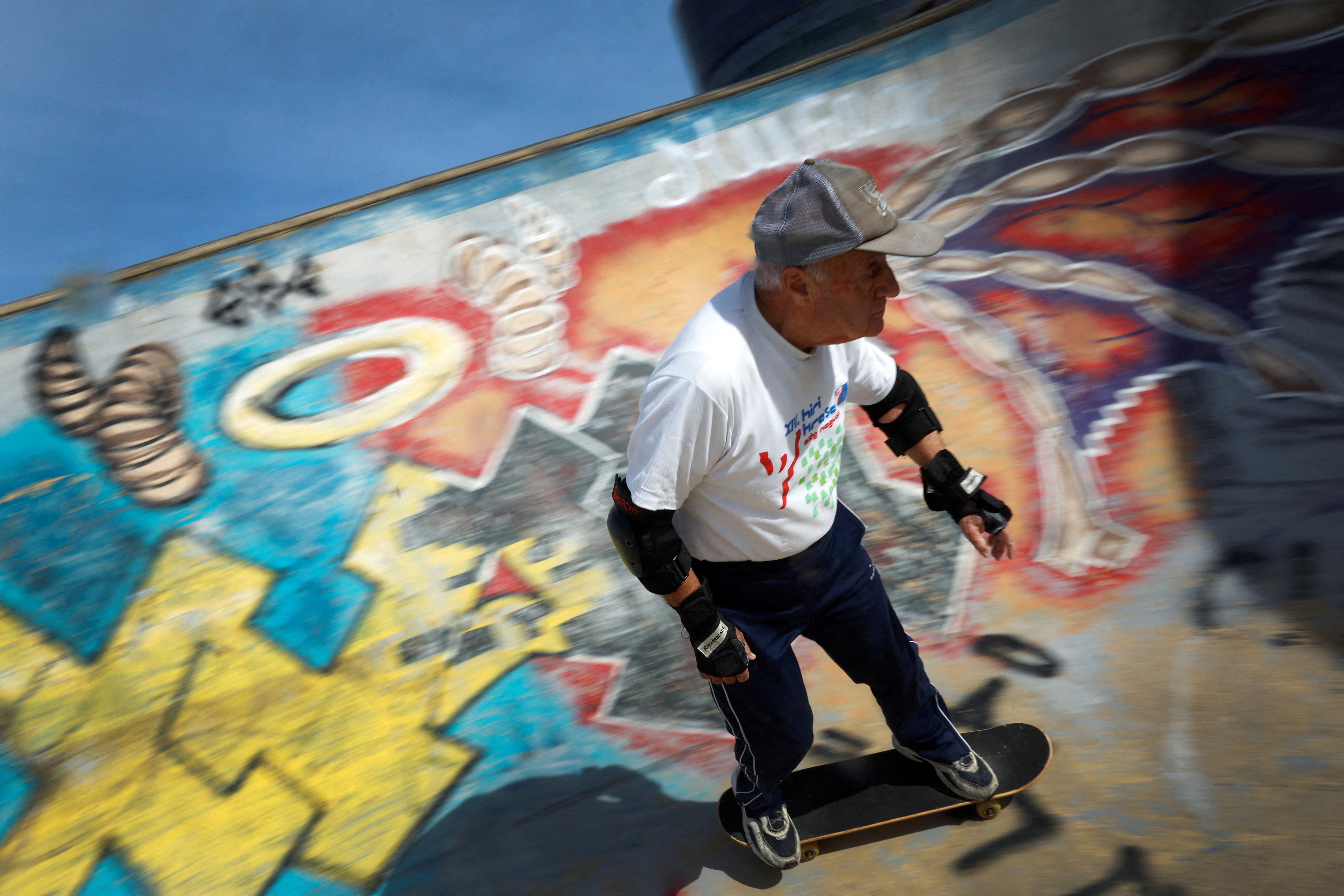 Juanjo Albizu, 88, rides a bowl in Bilbao in 2024