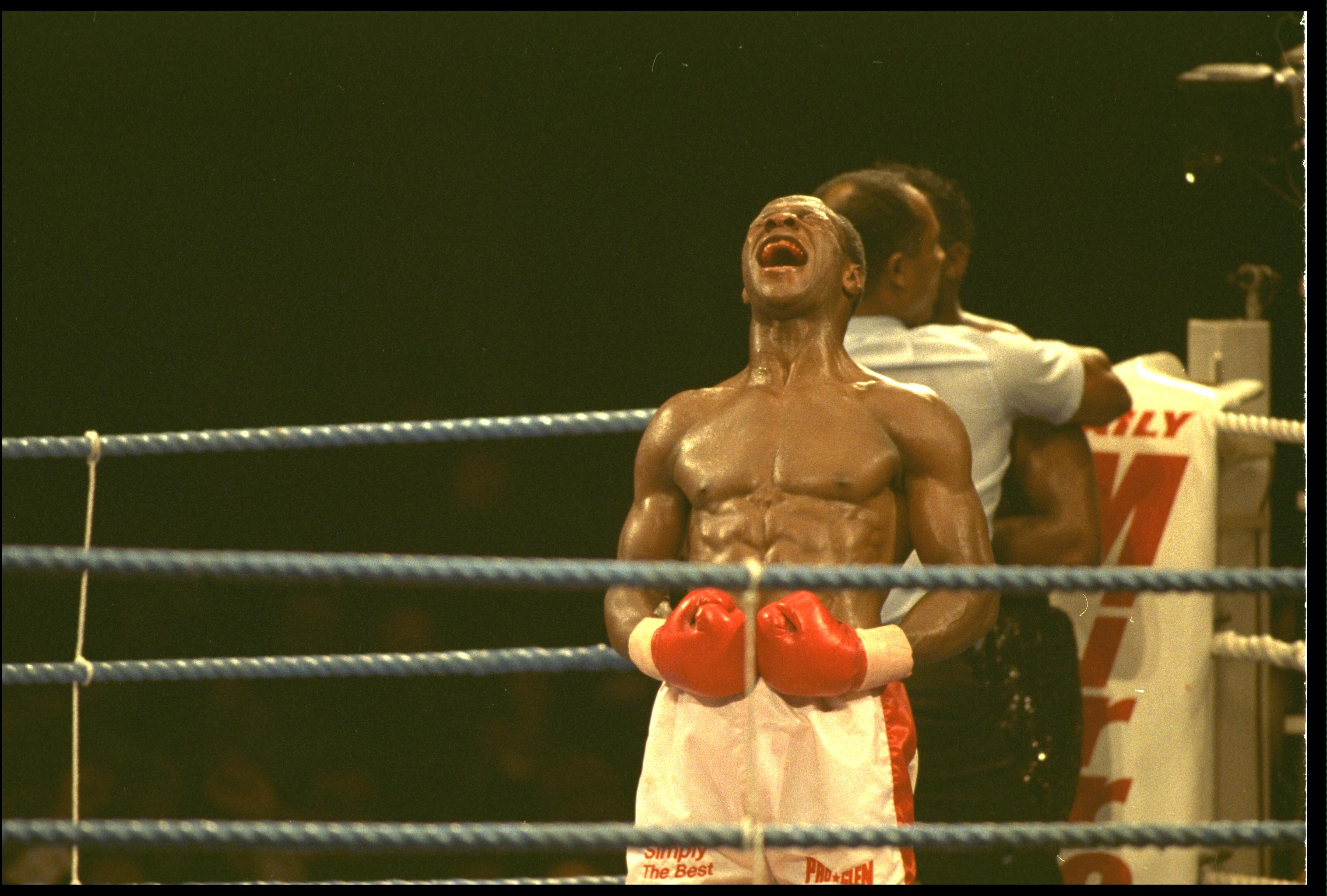 Chris Eubank slaví své vítězství nad Nigel Benn v roce 1990
