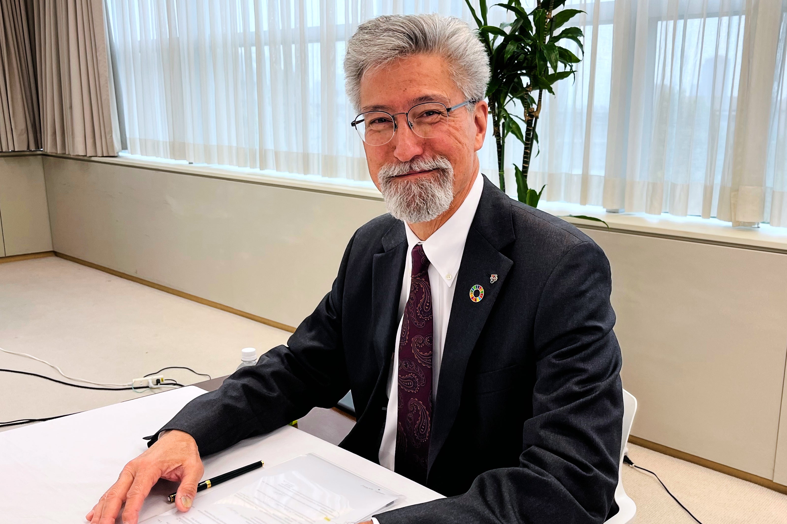 Stephen Hayes Dacus, who is tapped to be the next chief executive of Seven & i Holdings, which operates the 7-Eleven convenience store chain, smiles as he meets with reporters at the company’s Tokyo headquarters Friday, April 25, 2025. (AP Photo/Yuri Kageyama)