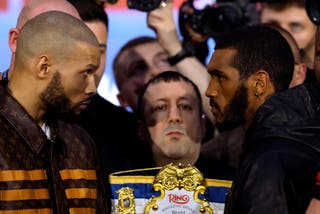 Chris Eubank (vlevo) a Conor Benn budou bojovat ve střední váze