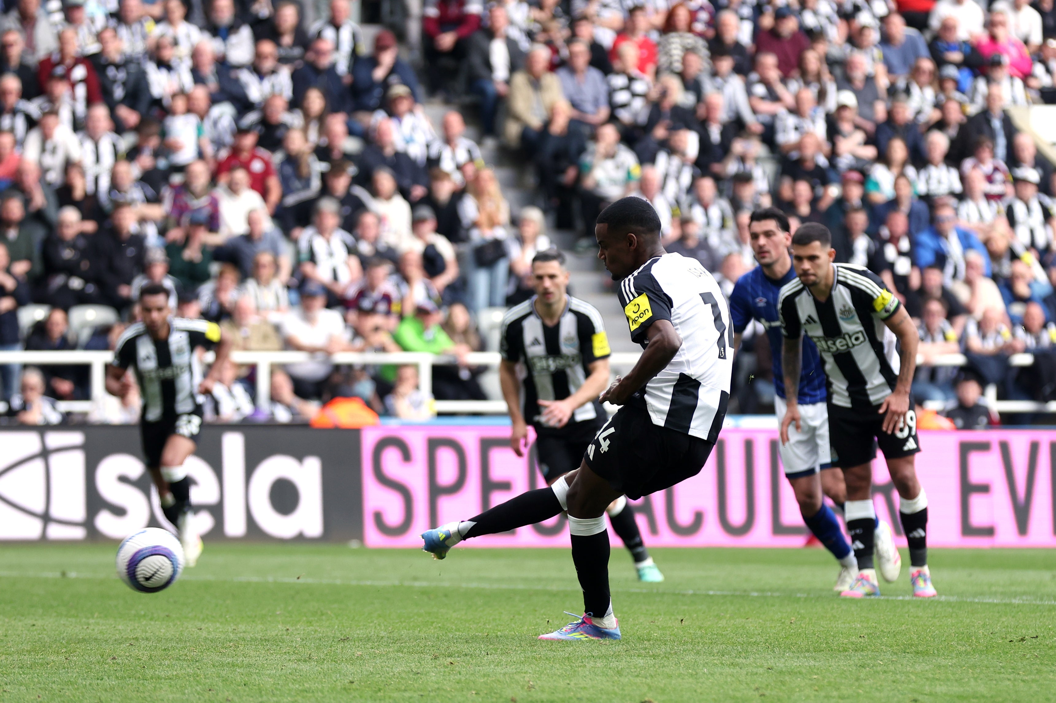 Alexander Isak sent Newcastle into the lead from the penalty spot