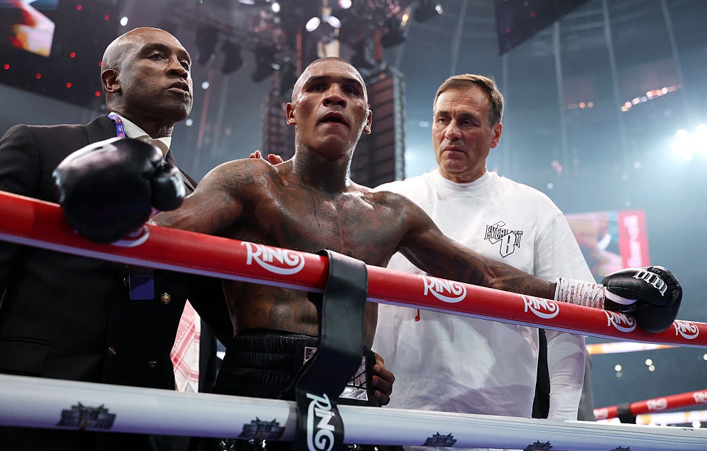 Conor Benn je utěšen jeho otcem a trenér Tony Sims (vpravo)