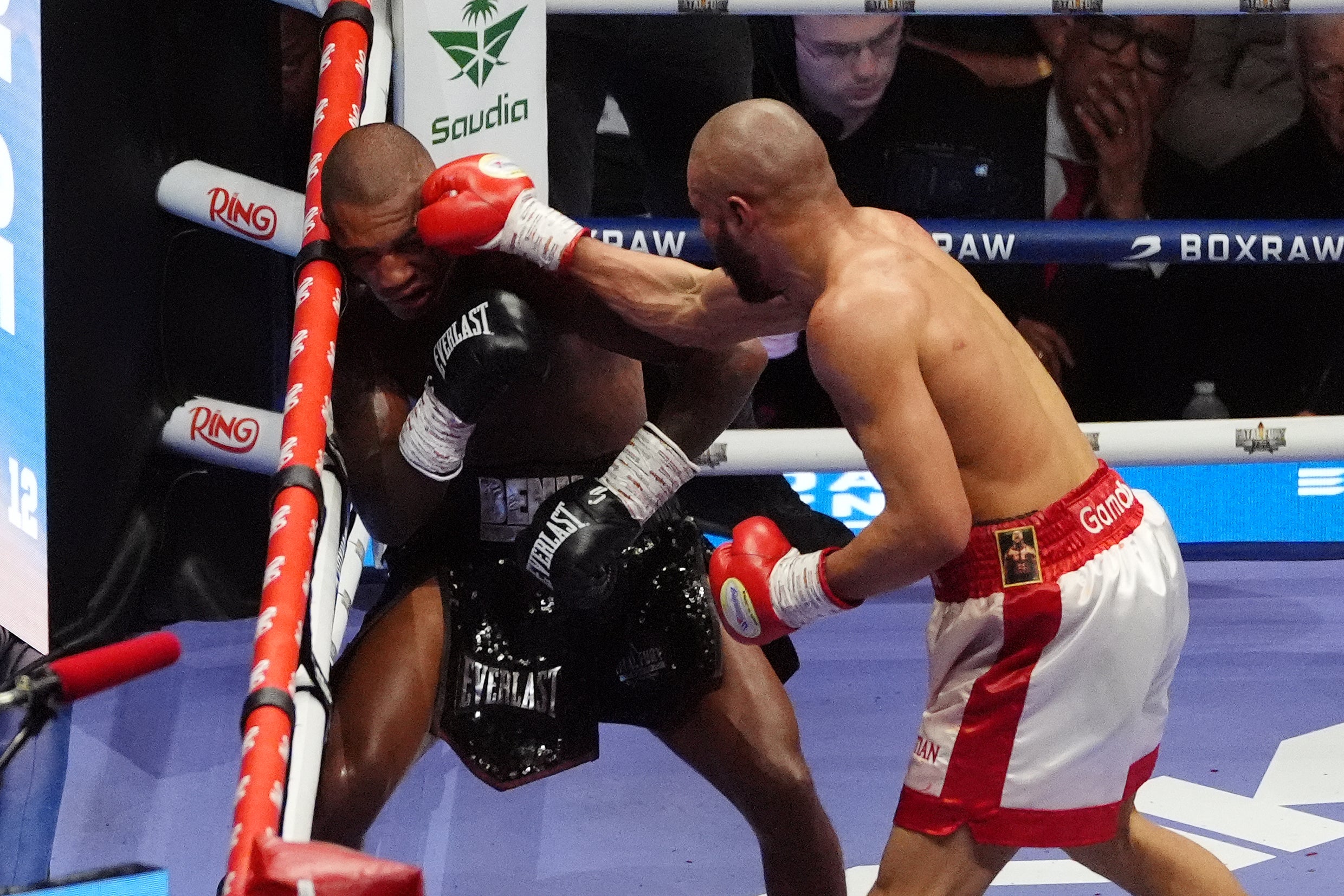 Chris Eubank Jr (vpravo) přistane úder na Conor Benn