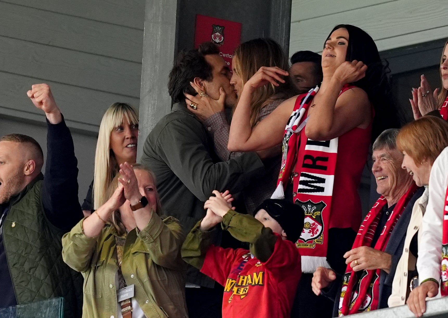 Ryan Reynolds slavil polibkem se svou ženou Blake Lively poté, co Wrexham vstřelil svůj první gól