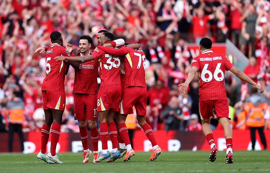 Hráči Liverpoolu oslavují své vítězství proti Tottenhamu, který zapečetil jejich 20. ligový titul
