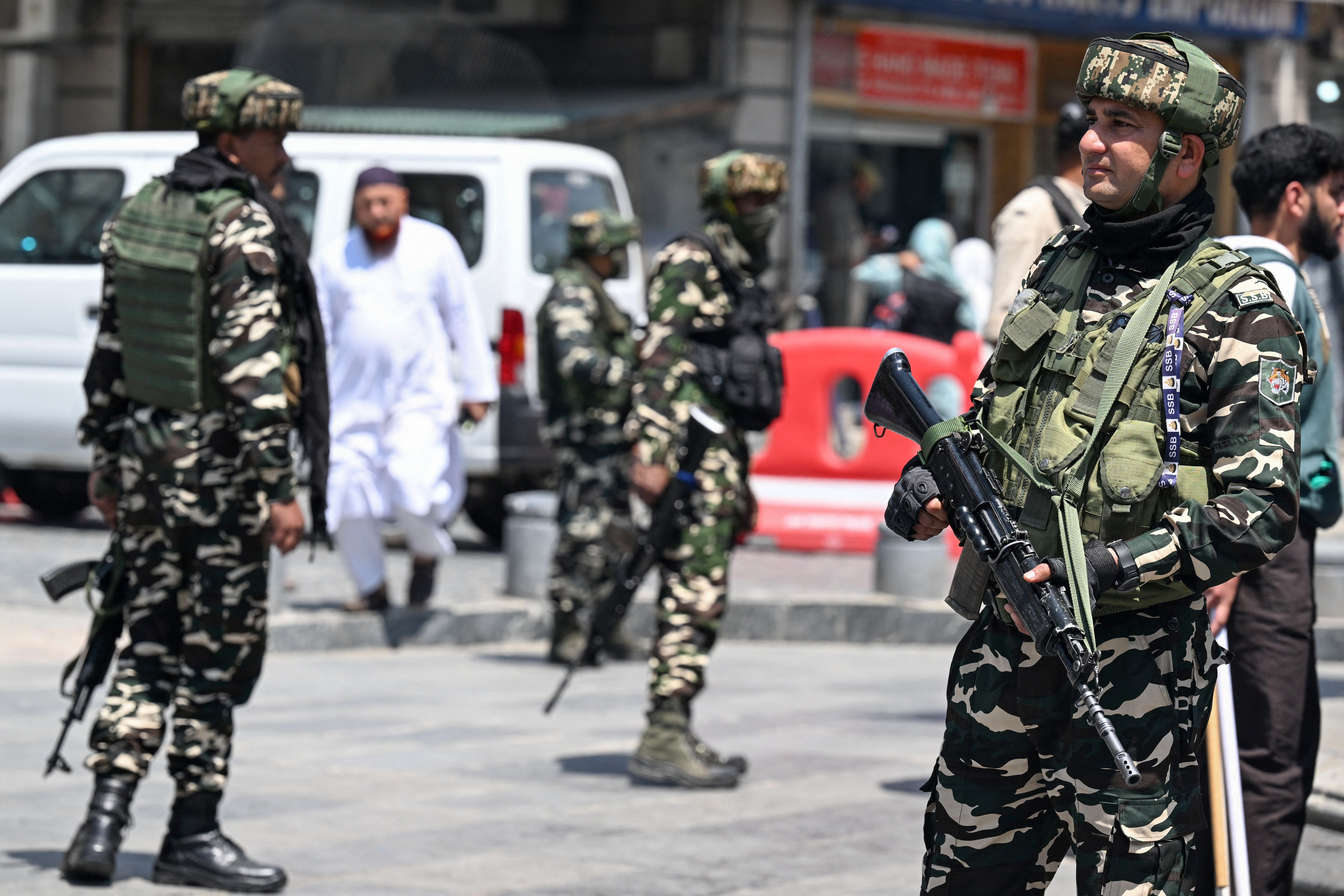 <p>Indian paramilitary troopers stand guard in a market area in Srinagar</p>