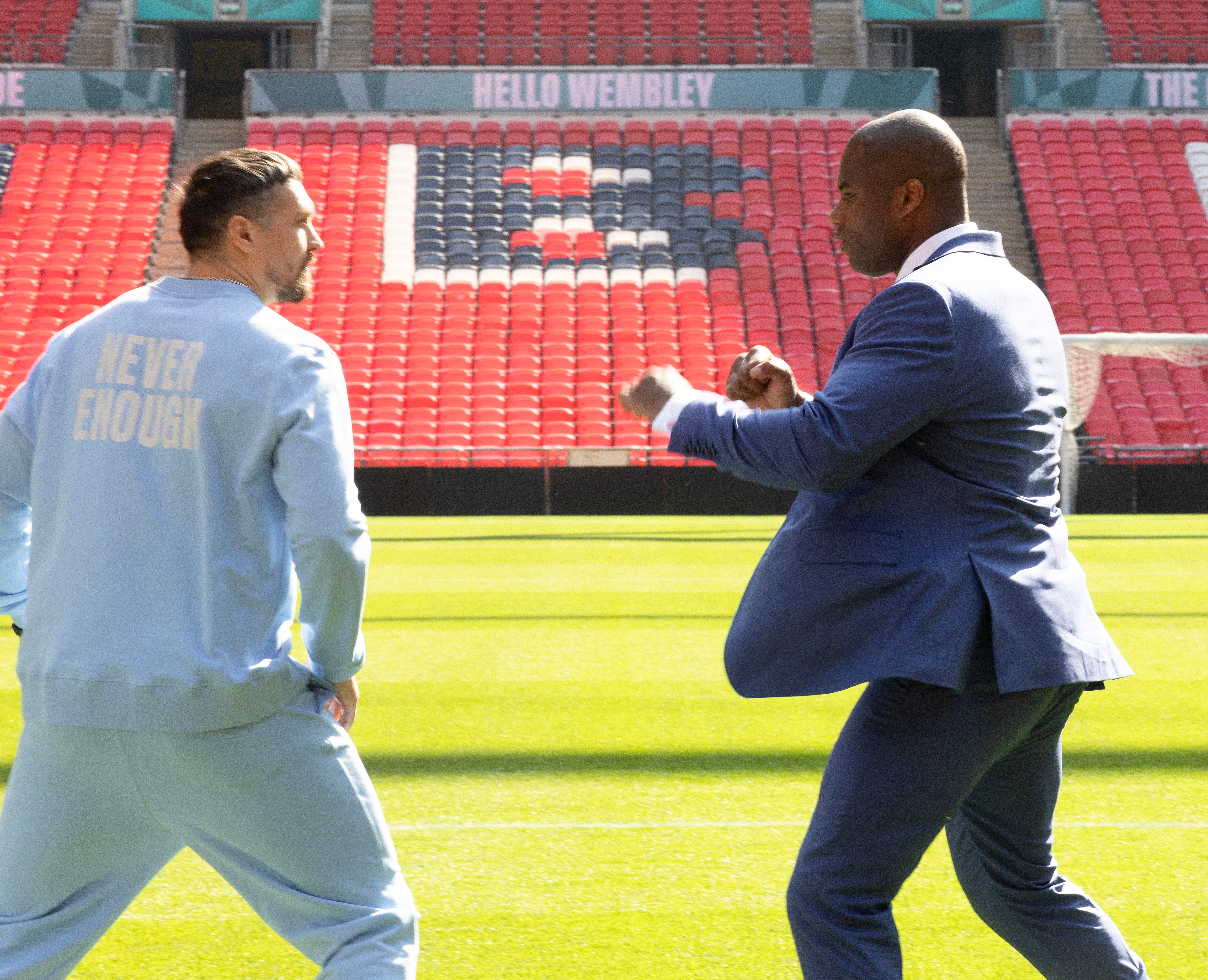 Daniel DuBois (vpravo) po strčení Oleksandru Usyk na vhazování pro jejich odvetu