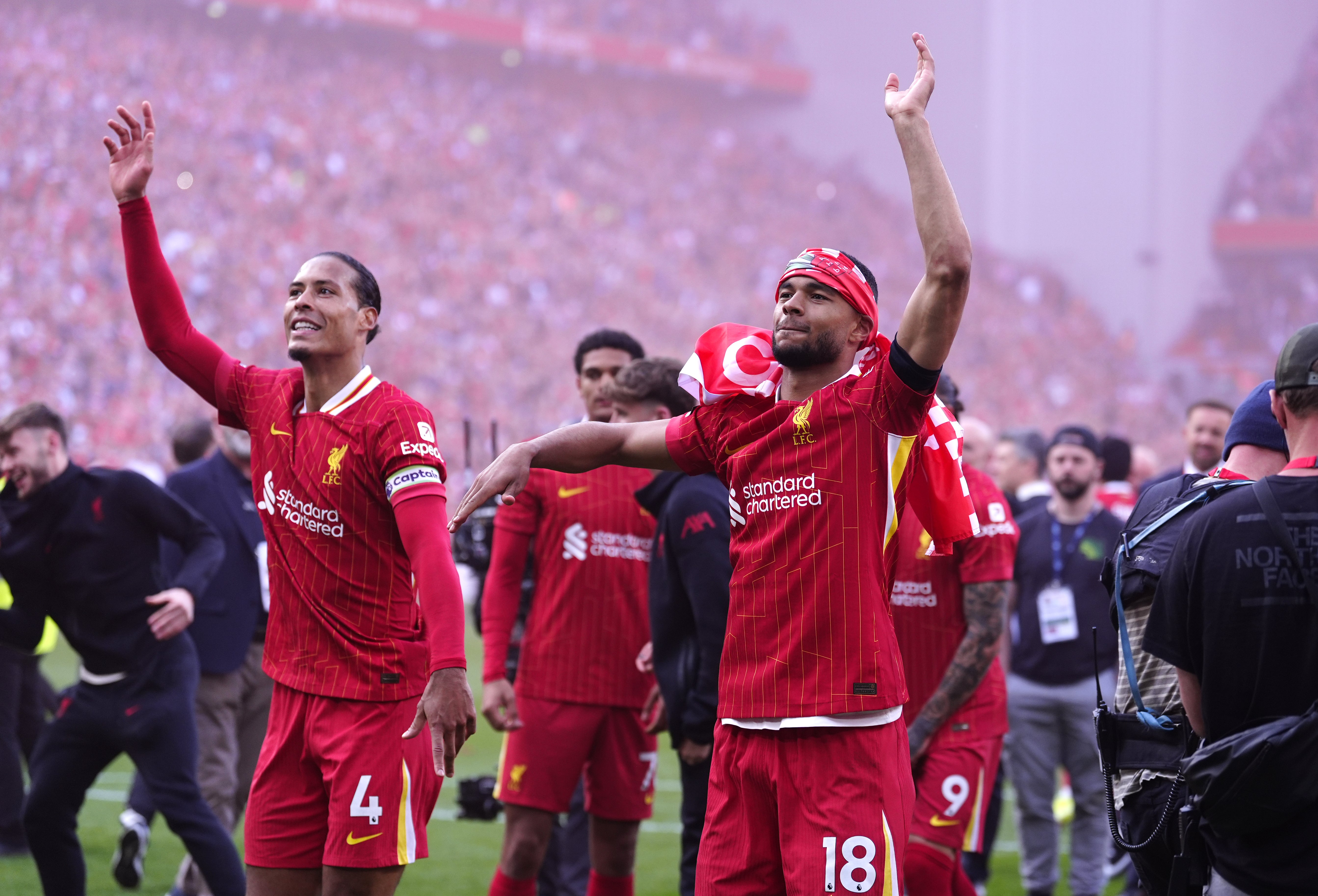 Cody Gakpo celebrates winning the title with Virgil van Dijk