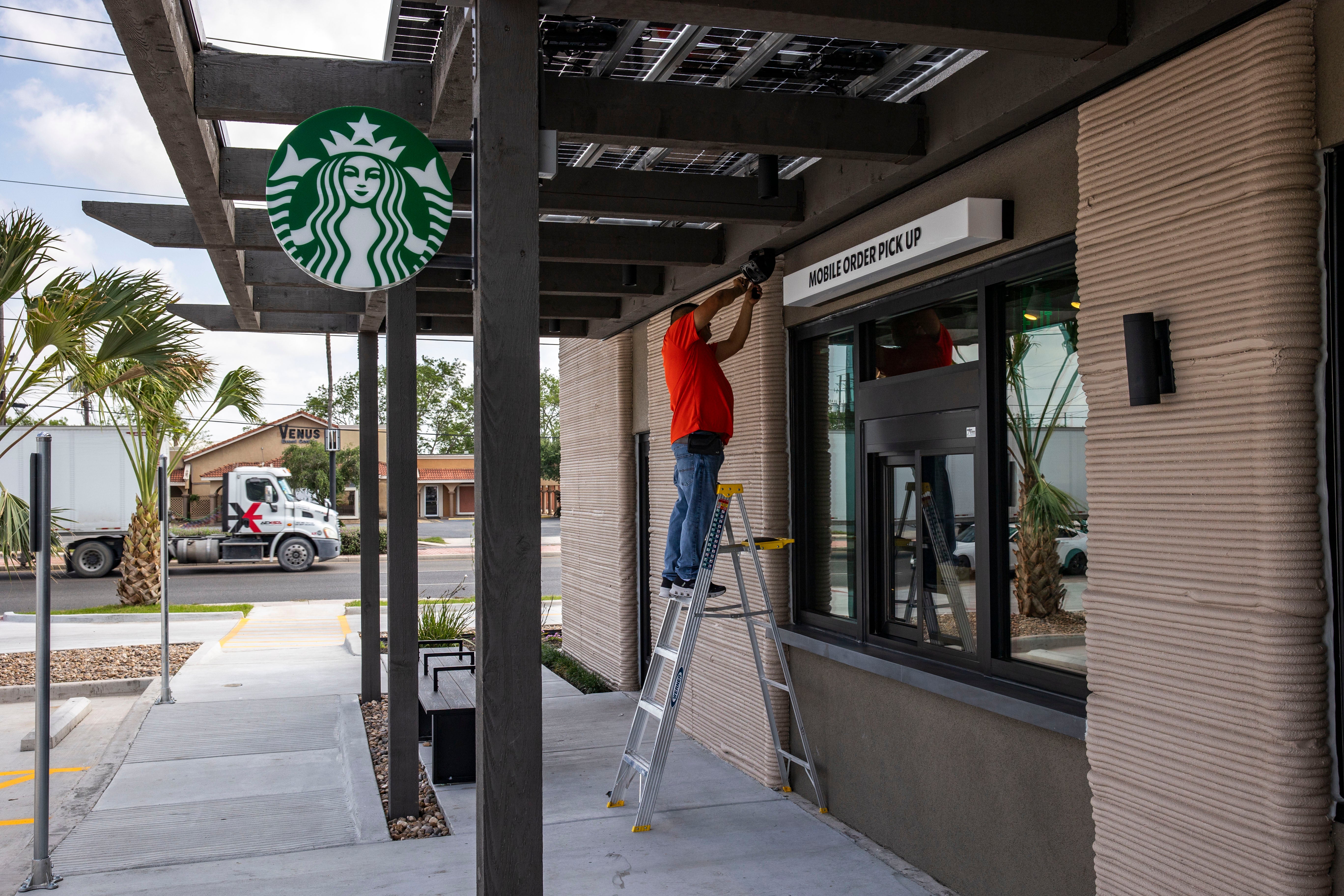 A construction worker at the 3D-printed site