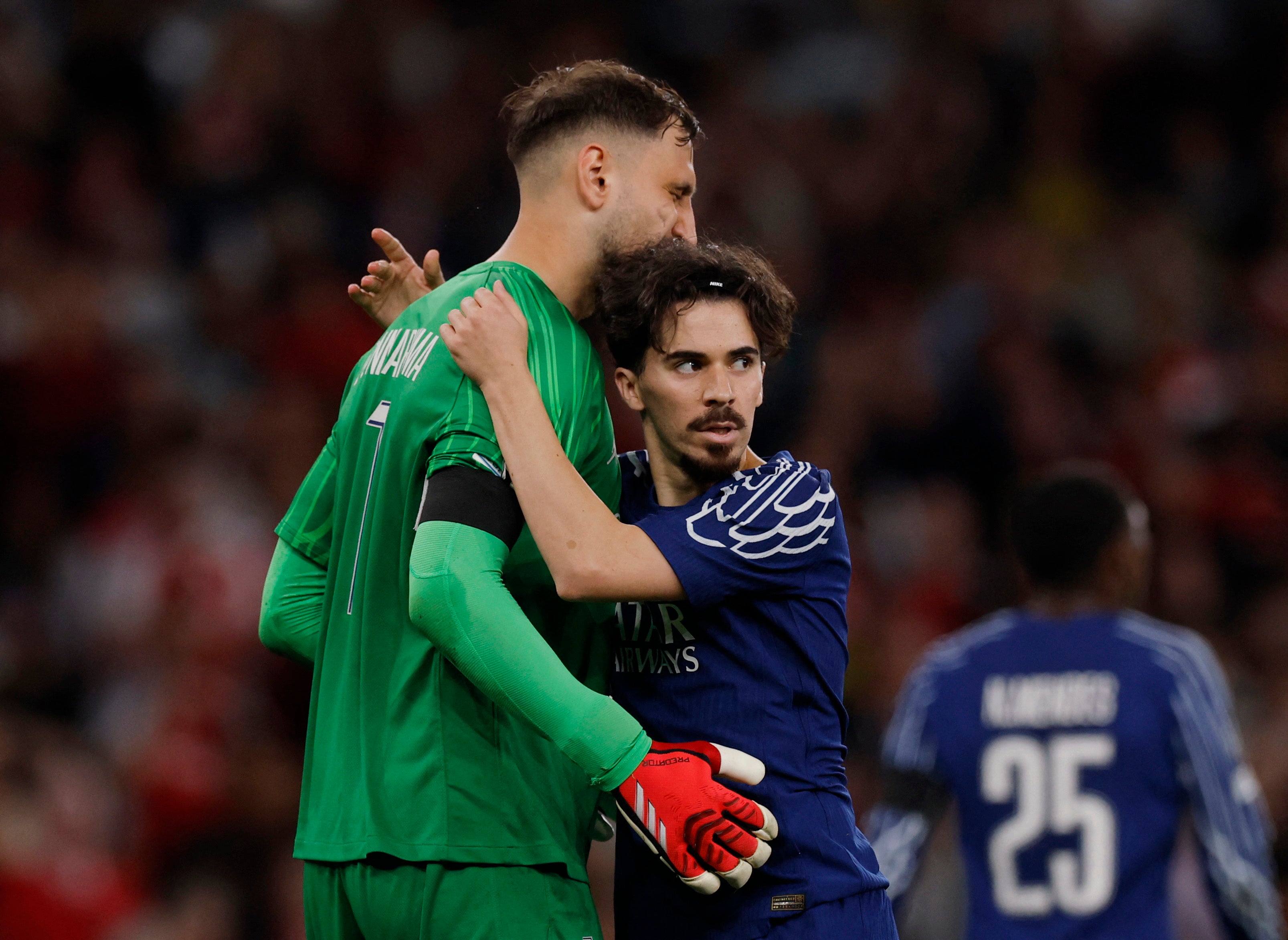 Donnarumma provádí dvě velké úspory na popírání Martinelliho a Trossarda
