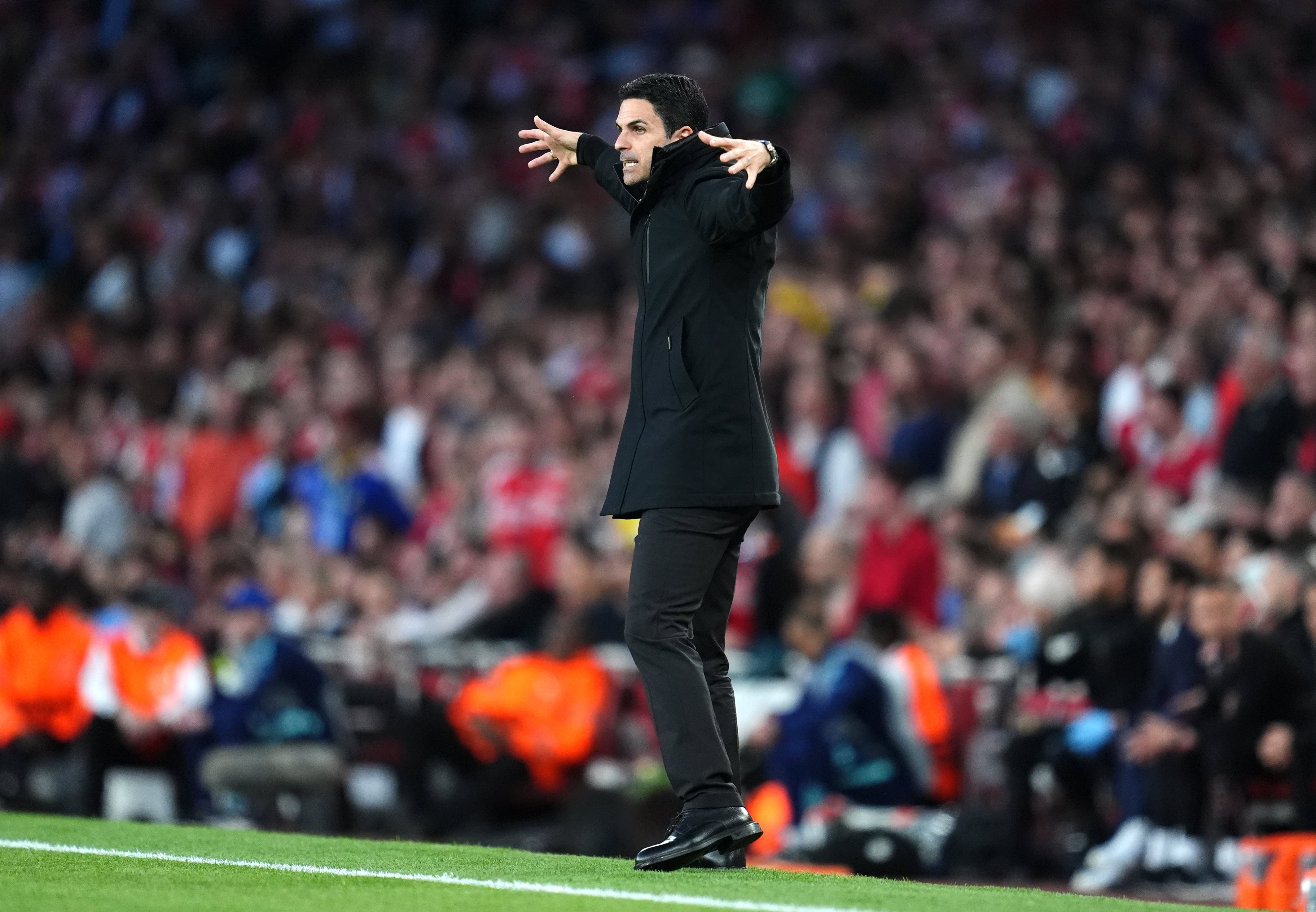 Mikel Arteta encourages his Arsenal team against Paris St Germain
