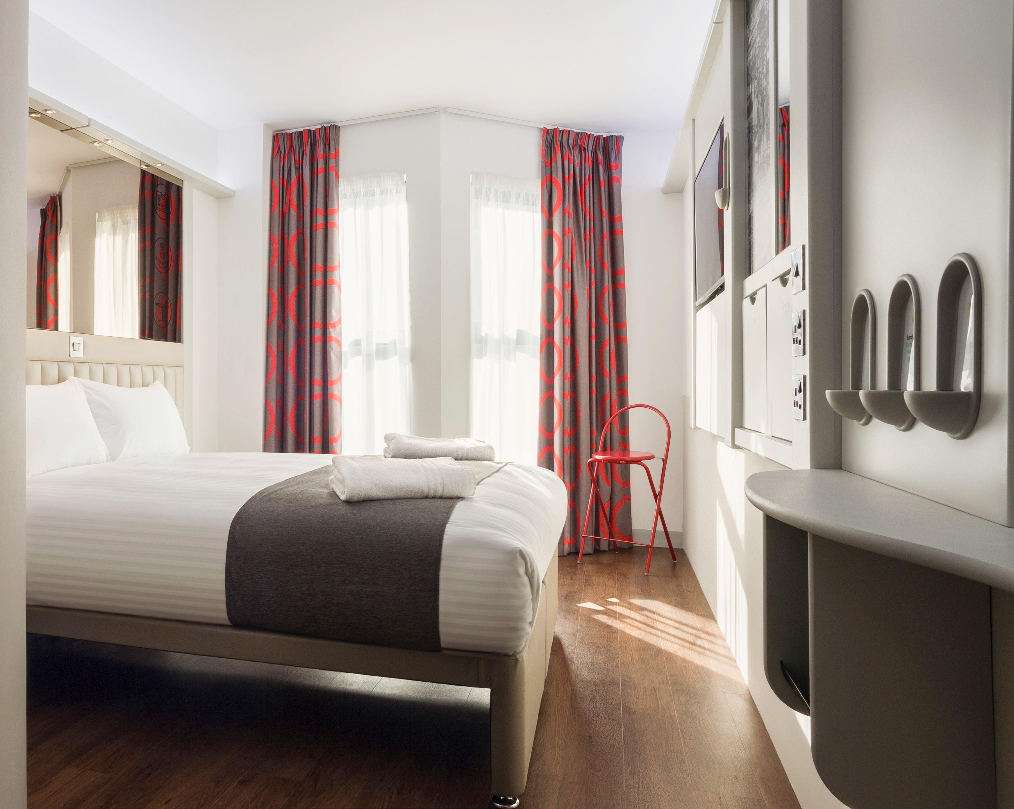 Located in the heart of the city, Point A Hotel is 300 metres from Glasgow’s Royal Concert Hall